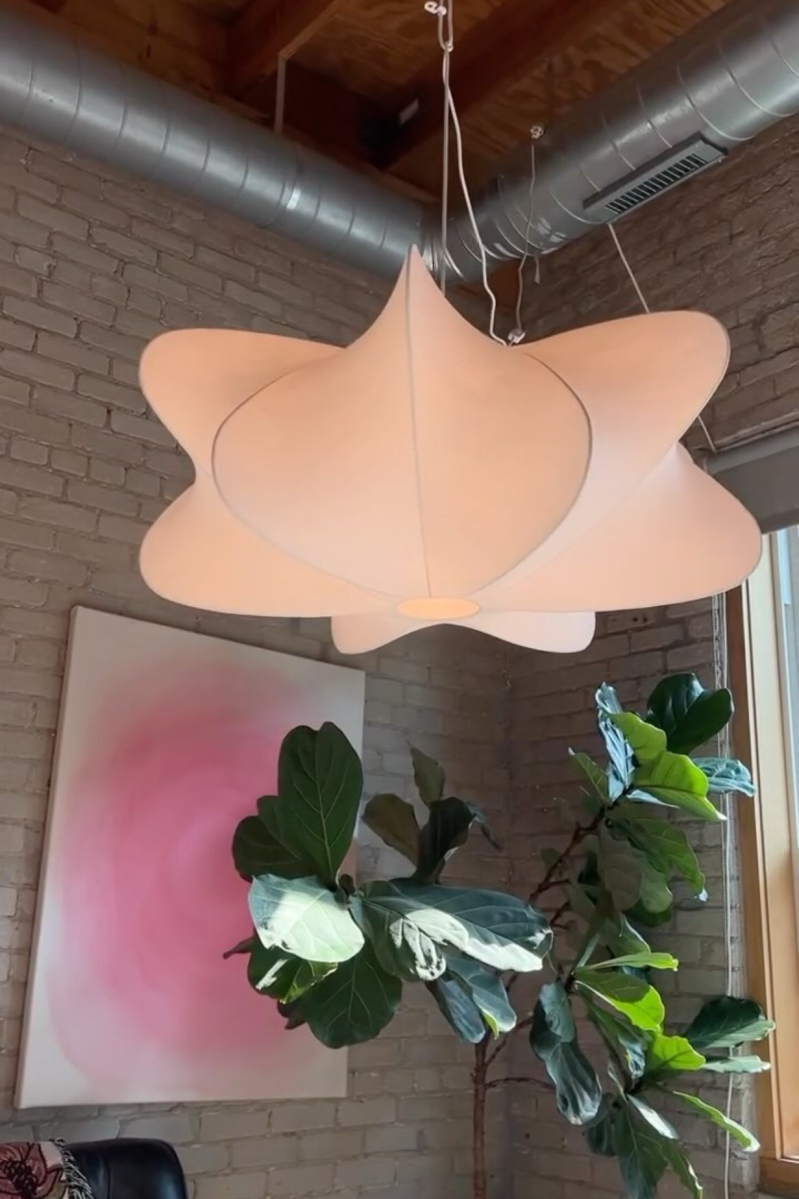 This might be my favorite addition to the apartment this year 🤩 @westelm coming through with the coolest pendant light I could ask for!!