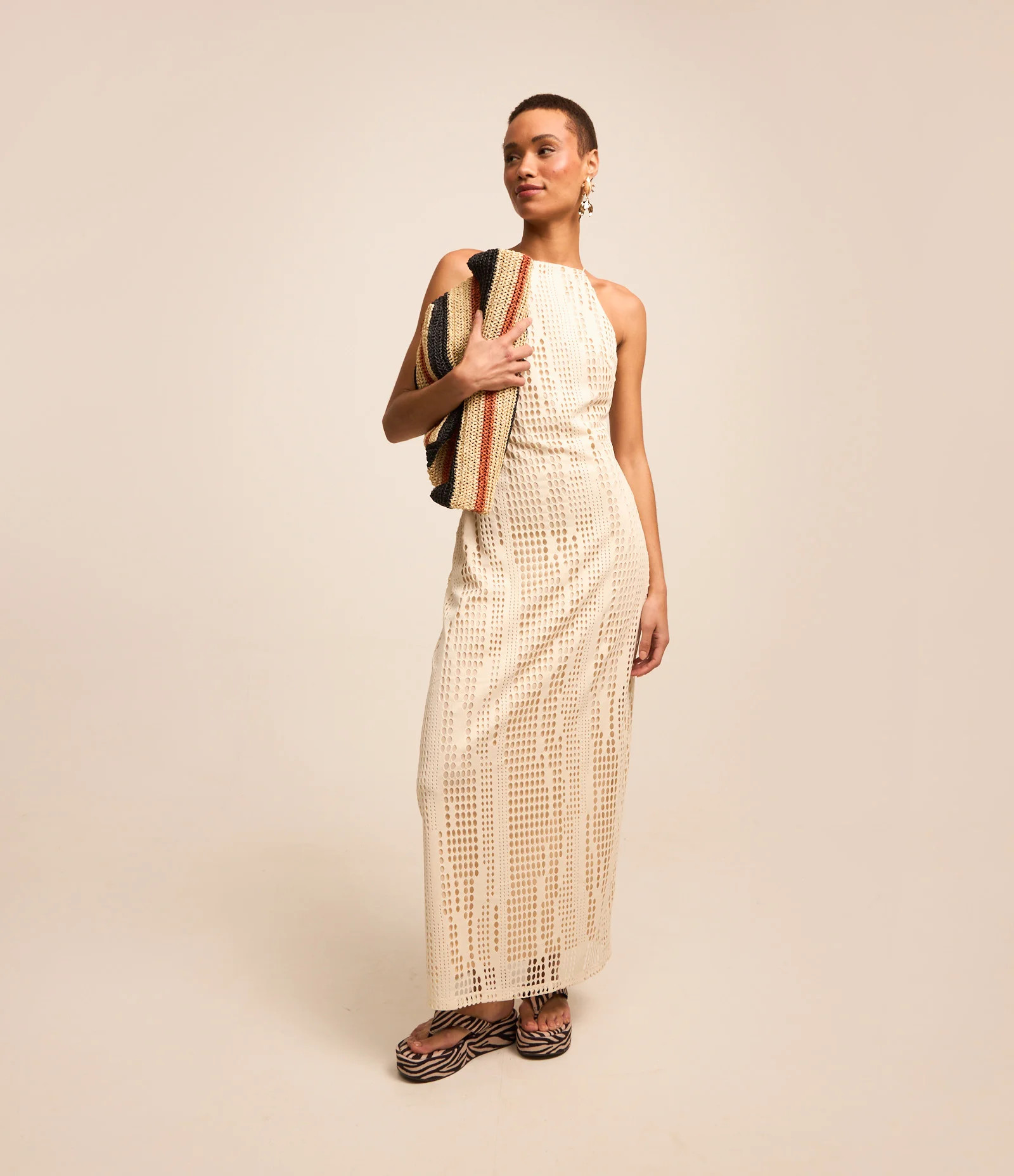 Vestido New Midi com Textura Furadinha e Costas Abertas Bege - Lojas Renner | Renner (BR)