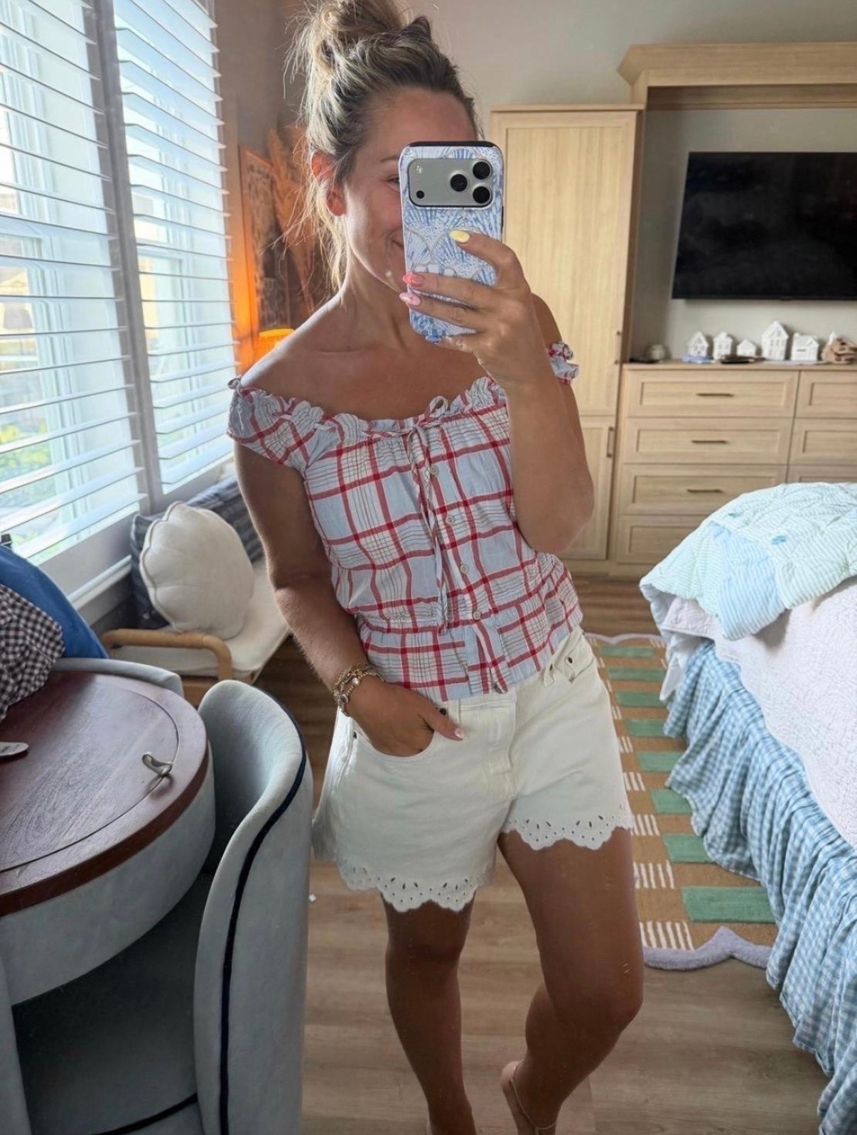 The sweetest summer outfit ❤️🤍 This plaid off-the-shoulder top paired with scalloped white shorts is giving classic Americana in the best way. Perfect for summer dinners, concerts, vacation, the boardwalk, or any sunny day when you want to feel cute without overthinking it.