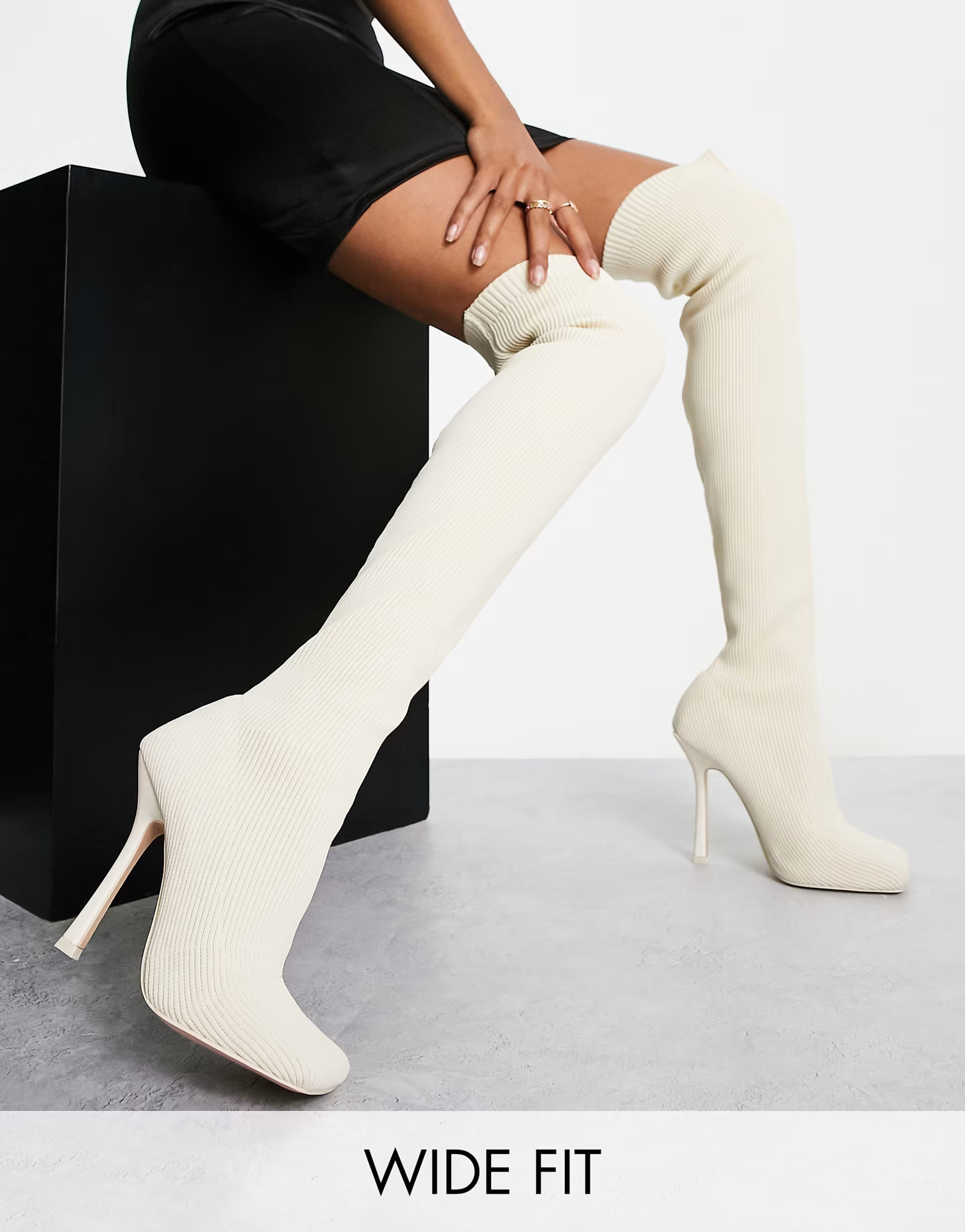 Botas color blanco hueso por encima de la rodilla con tacón de aguja de punto Bubbles de Public ... | ASOS (Global)