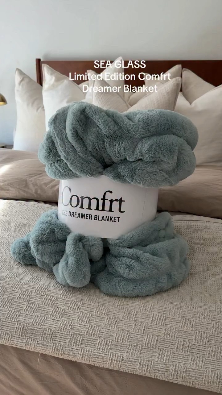 These are my favorite blankets for a reason… weighted, plush, soft… and they don’t lose their softness even after washing and drying. 

Code KYLAH18 for 15% off 

@comfrt #dreamerblanket #cozyblanket

#LTKHome