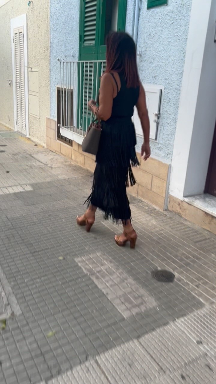 Summer Fringe, Italian Edition.

From the streets of Monopoli to the markets of Florence, Italian women are shimmying through the season with fabulous fringe in tow — adorning skirts, tops, bags, and even shoes.

#italianstreetstyles #italianstreetstyle #streetstyle