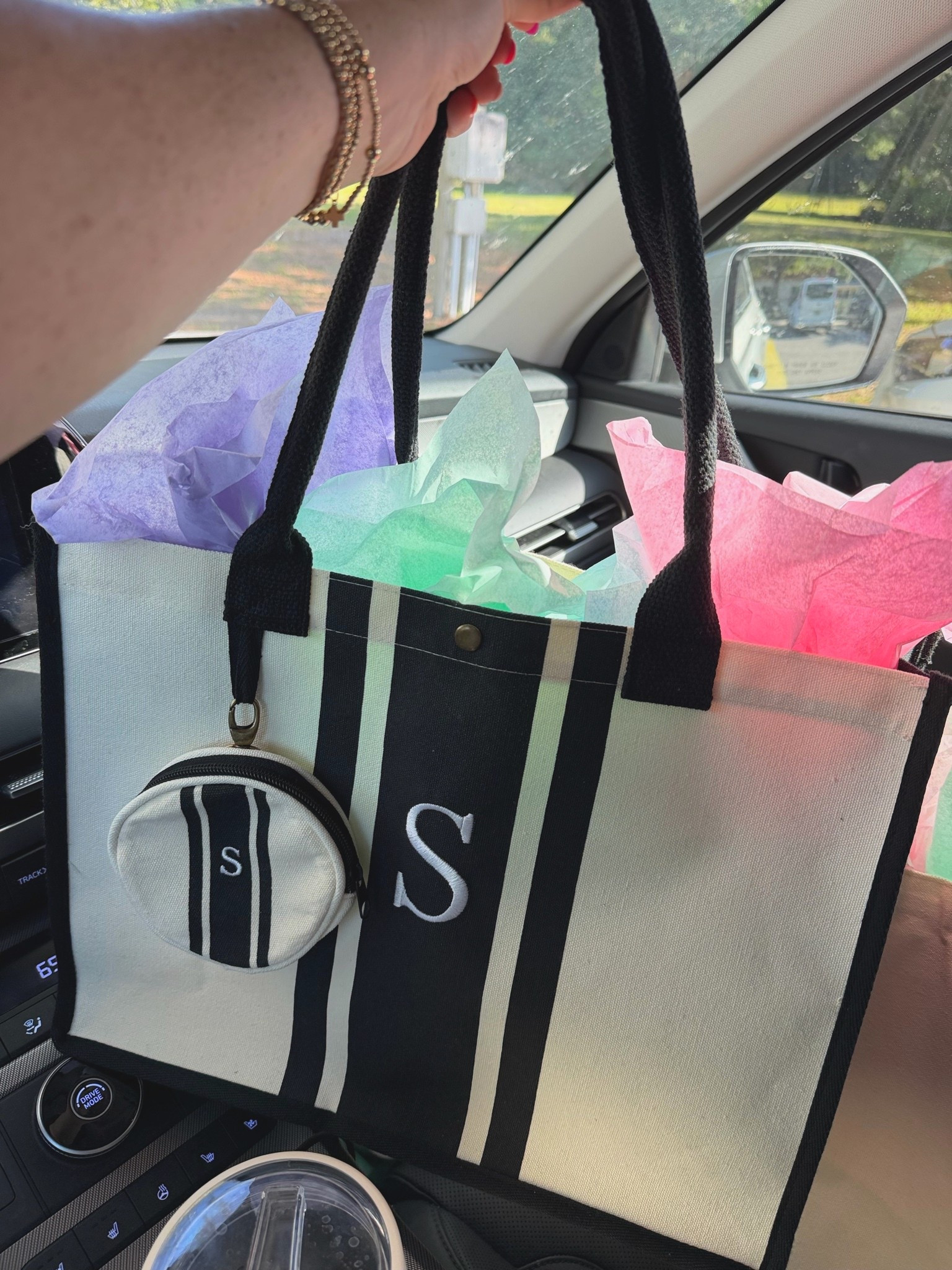 I bought my daughter’s teachers these initial canvas bags and filled them with goodies as end-of-the-year gifts! They are sooooo cute and their teachers loved them! #teachergift #canvastote #initialtotebag #giftidea

#LTKTravel