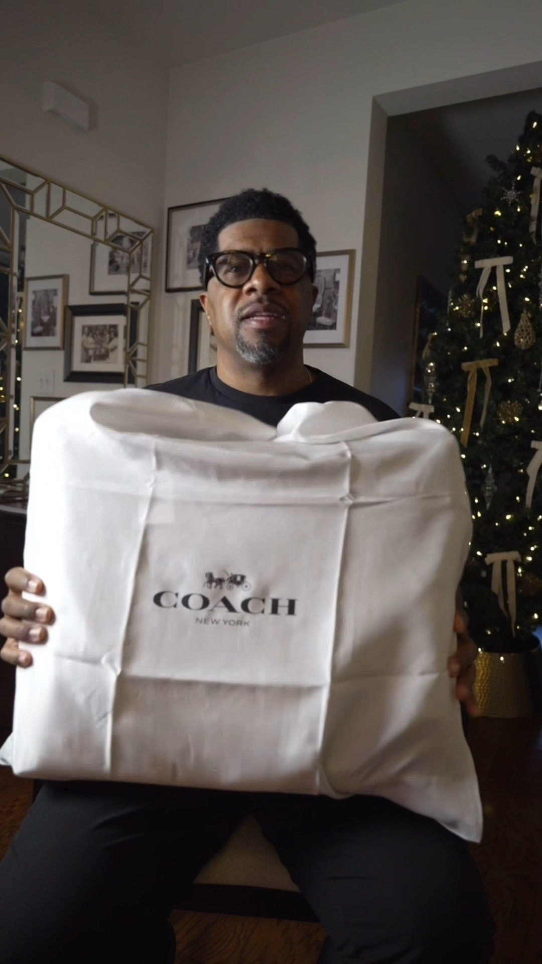 Finally found the one. The @coach Oversized Mott messenger — my new travel essential


#LTKGiftGuide #LTKU #LTKTravel