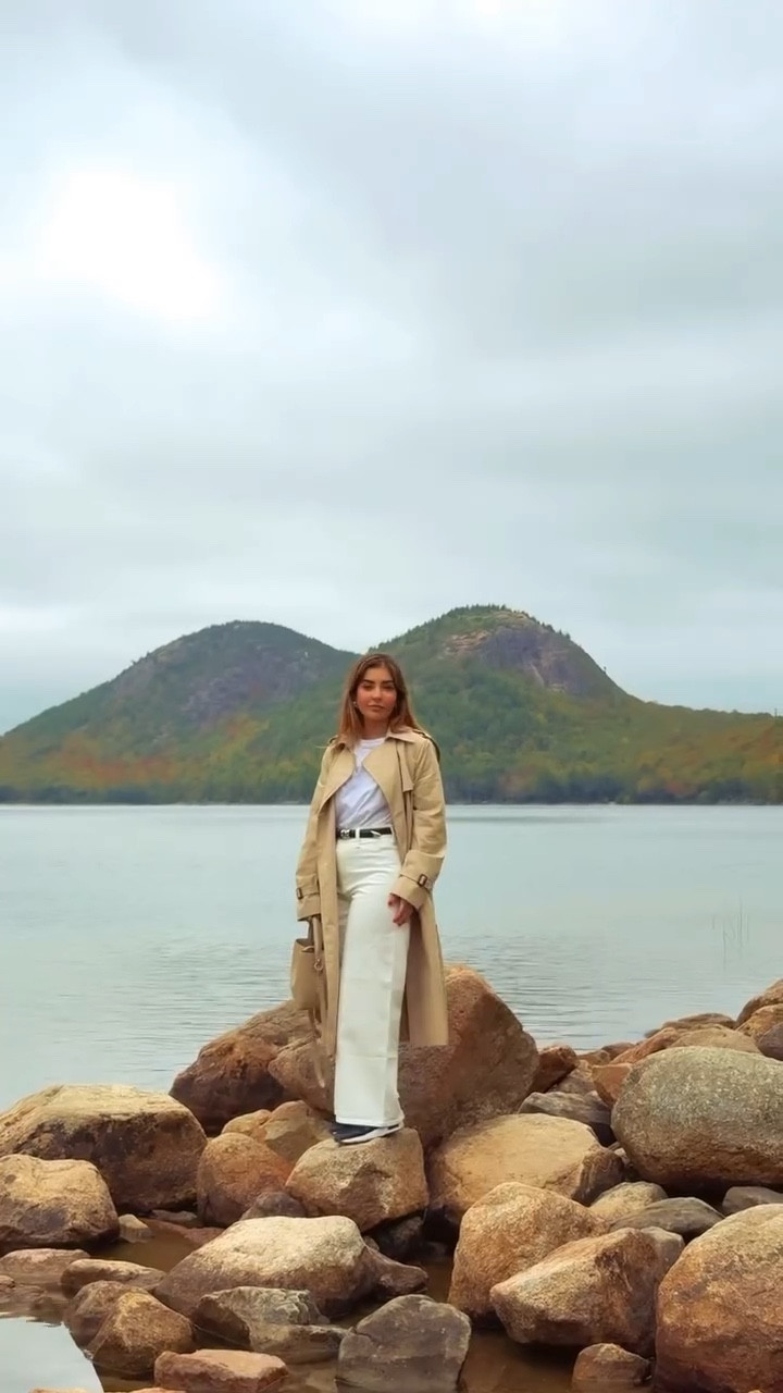 Ya lo pusieron en su bucket list? 

✨ 3 Nights in Maine Itinerary ✨
Save this for your next cozy New England getaway 🫶🍂

Day 1 – Arrival & Acadia Magic
🌲 Check into a cabin near Acadia National Park
🚙 Scenic drive on Park Loop Road
🌅 Sunset at Cadillac Mountain

Day 2 – Coastal Charm
🥞 Breakfast in Bar Harbor
🚤 Whale watching or kayaking adventure
🦞 Classic lobster roll by the harbor
🔥 Evening bonfire under the stars

Day 3 – Slow Living in Nature
🥾 Morning hike (Jordan Pond or Beehive Trail)
🍷 Farm-to-table dinner in a rustic barn setting
🌌 Stargazing night with cozy blankets

Day 4 – Farewell Morning
☕ Coffee & pastries from a local bakery
📸 Stroll the charming streets before heading home

Maine in the fall = Pinterest come to life. 🍁✨

✨Si te quieres vestir como nos vestimos en el vídeo: TODOS los enlaces están en mi biografía.

#MaineItinerary #AcadiaNationalPark #USATravel