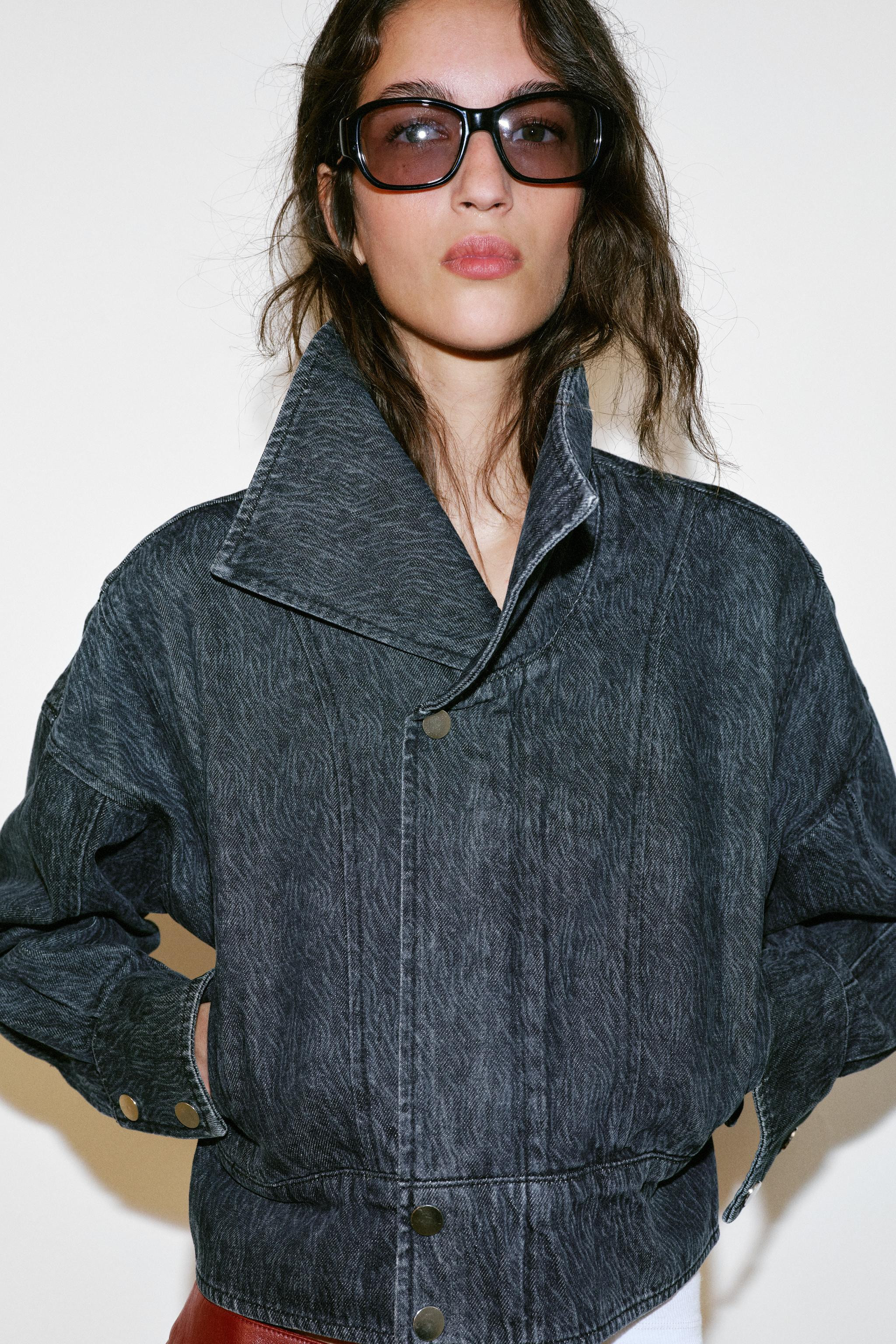 Model height: 183 cmCollared jacket with long sleeves. Featuring front welt pockets and a conceal... | Zara UK