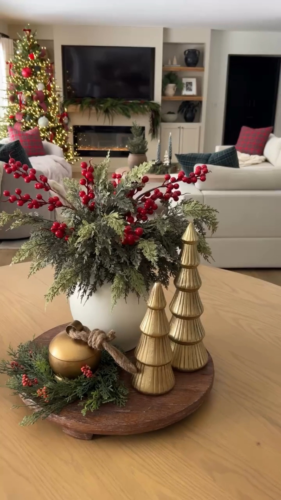 A Christmas centerpiece to recreate for the holiday 🎄 comment Shop and I’ll send you the links!