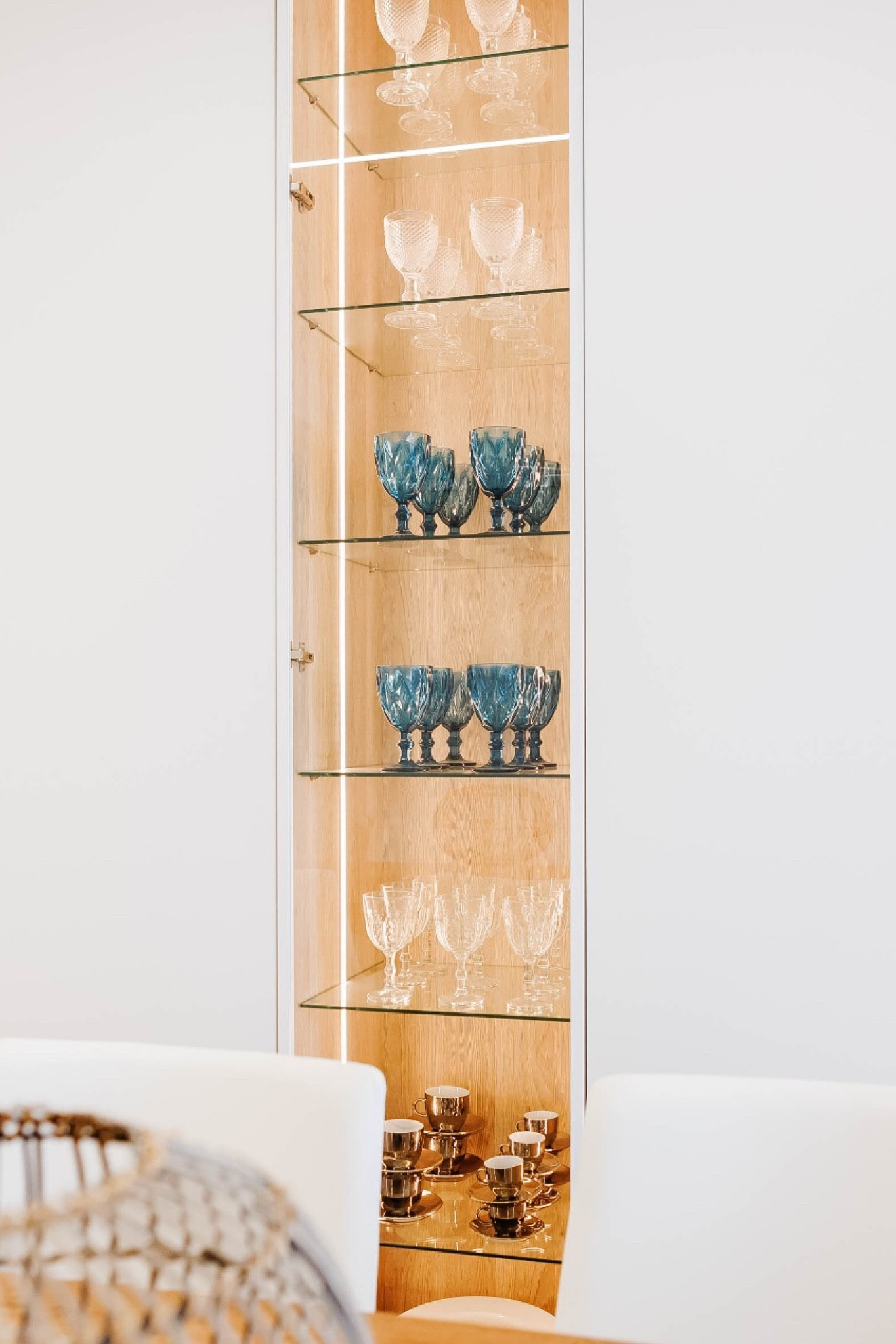 Copas de cristal transparente y azul preciosas dentro de cristalera


#LTKunder50 #LTKeurope #LTKhome