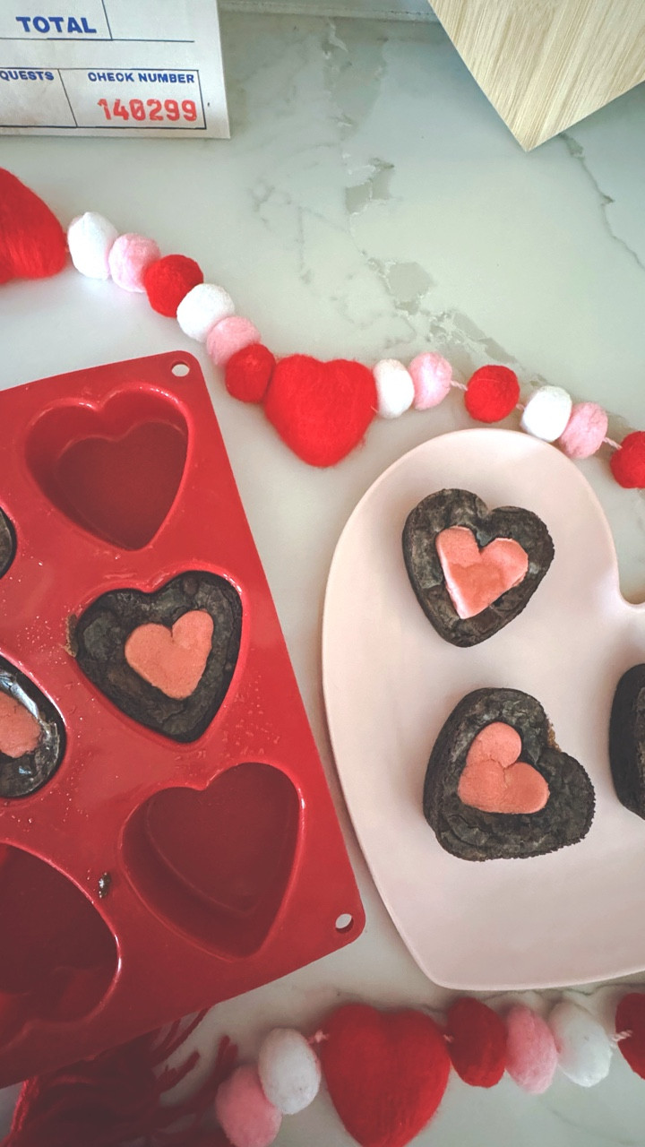 These brownies are such fun Valentine treats❣️

Comment BROWNIE for the 🔗 to the silicone mold

Fill  each mold about 2/3 of the way up with brownie batter (I used a store bought mix)
Bake at 325F for 30 minutes. 
Add @pillsbury heart cookies on top & press firmly into each brownie. 
Put back in the oven for another 12-15 minutes. Wait until they’re cooled to take them out!

#valentinetreats #valentinedessert #galentinesparty #easyrecipes