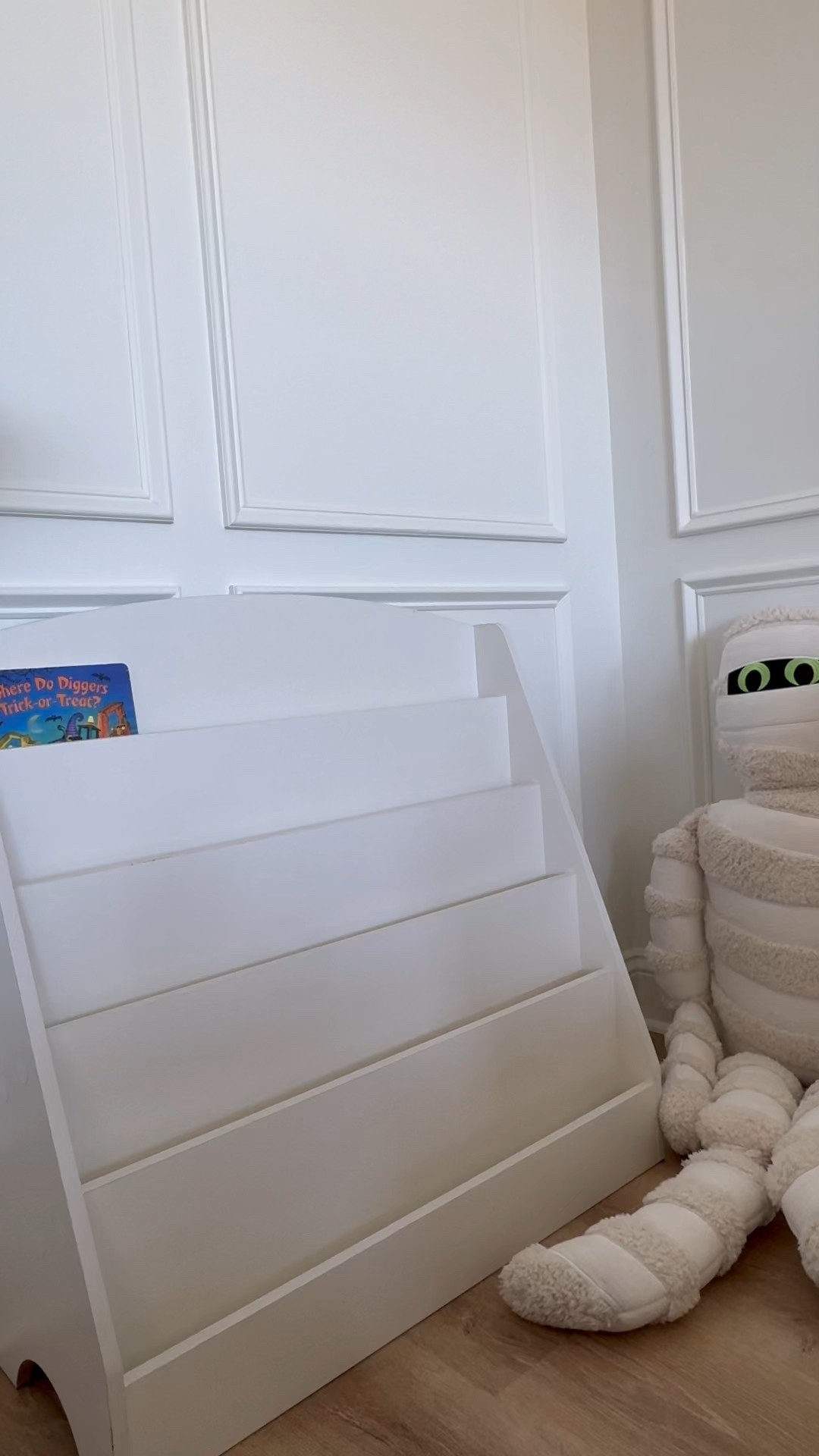 Our seasonal bookshelf 👻 