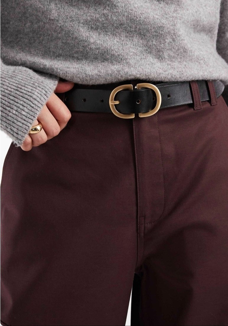 Chic tiny black belt.

