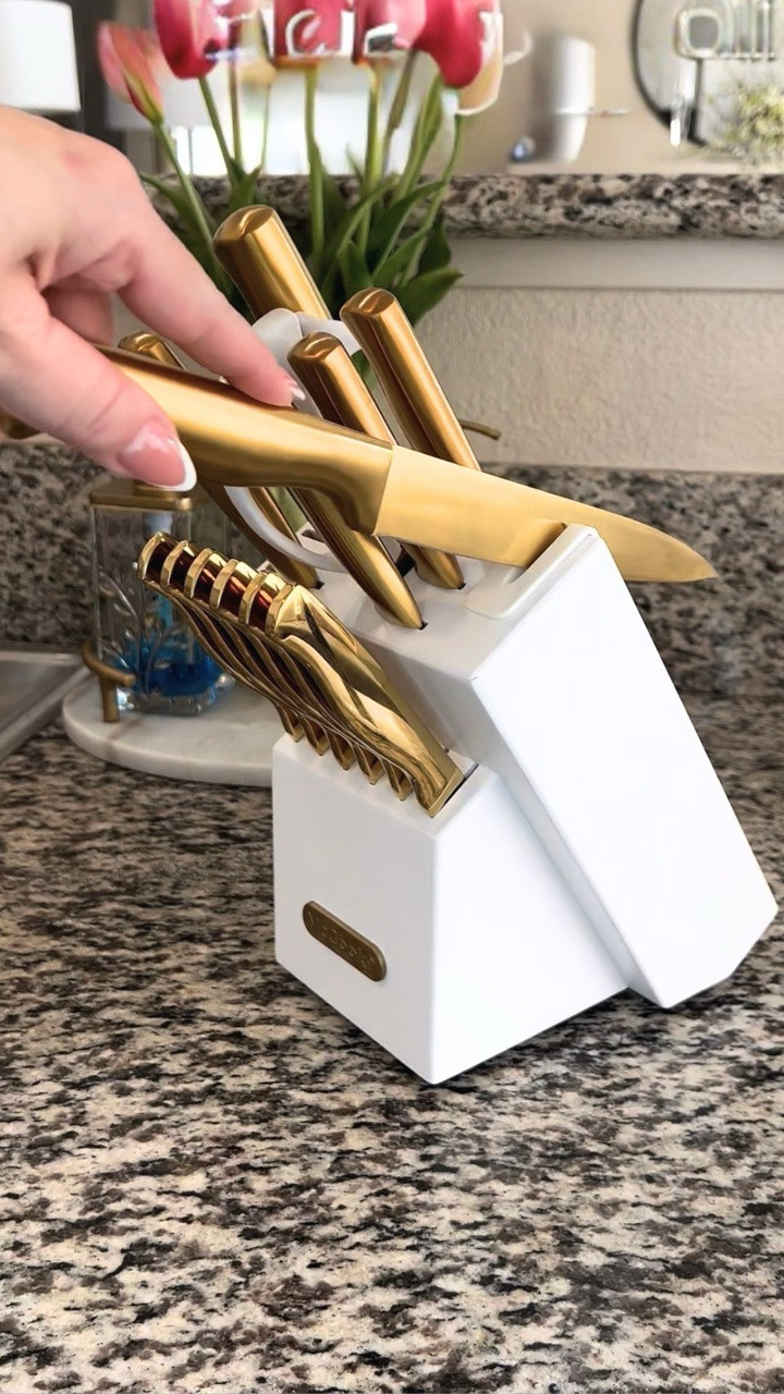 Kitchen Organization Ideas 💫 Después de más de dos años usándolo todos los días, este sigue siendo uno de mis favoritos en la cocina. 

Me encanta porque mantiene todos los cuchillos organizados en un solo lugar y además incluye afilador integrado para tenerlos siempre listos para usar.
 Comenta cocina para recibir el enlce🔗✨

#kitchenorganization #kitchenessentials #kitchendecor #kitcheninspiration #amazonhomefinds