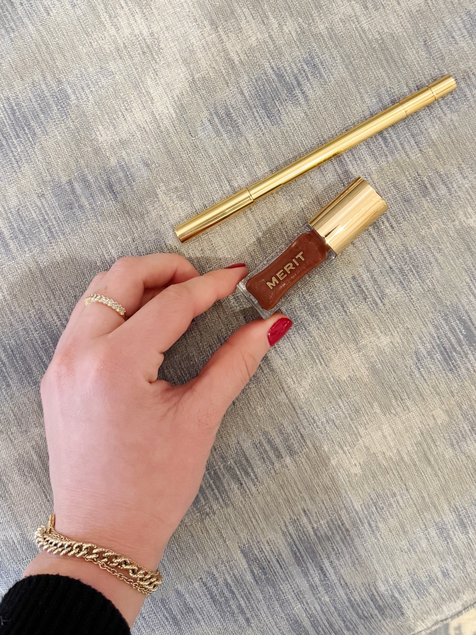 Sharing my go-to favorite lip combo! 

Merit lip oil in shade Tabby 
Merit lip liner in shade Capricorn 
