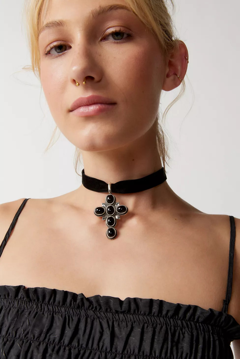 Scarlet Cross Velvet Choker Necklace | Urban Outfitters (US and RoW)
