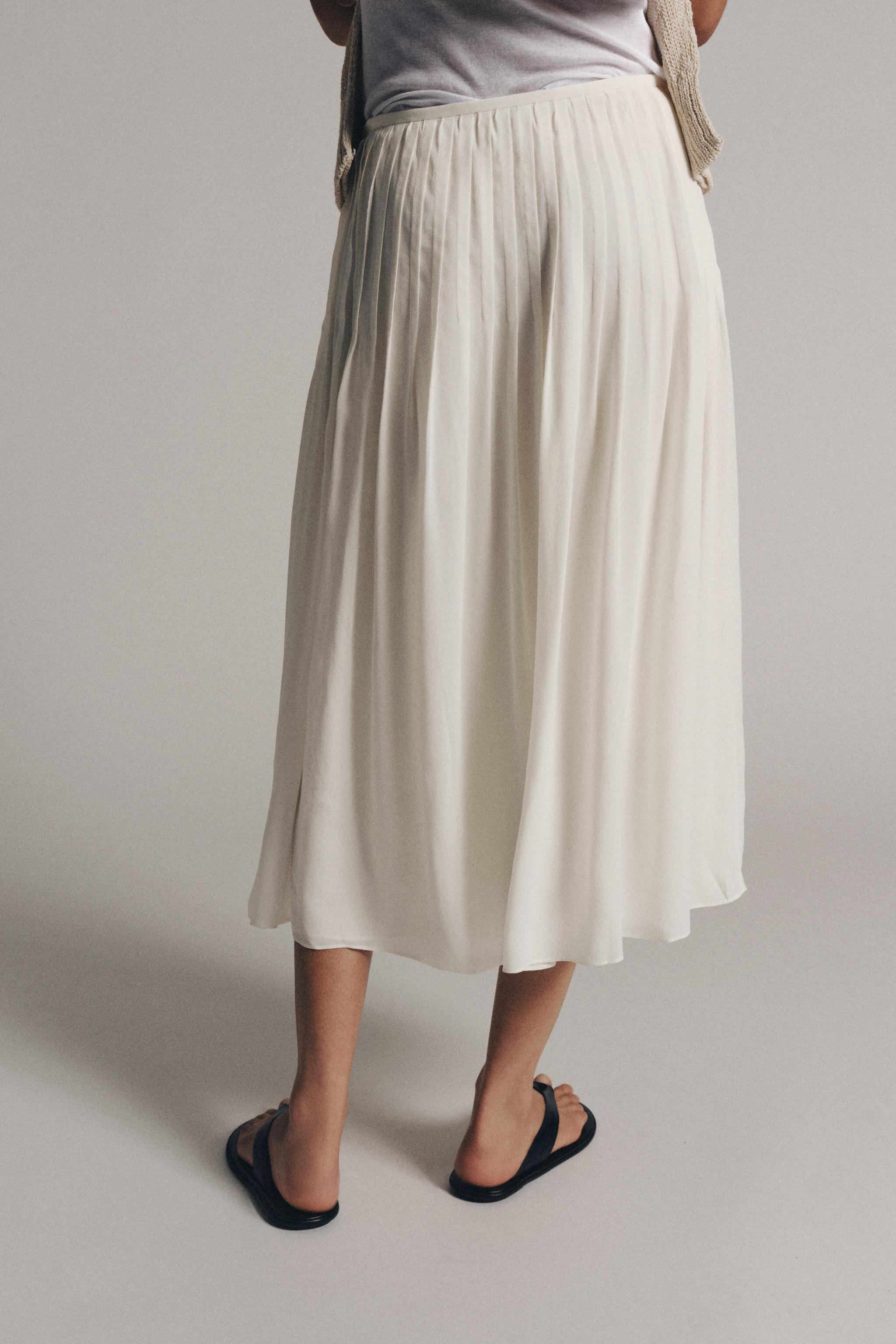 Gr\u00f6\u00dfe des Models: 178 cmZARA WOMAN COLLECTIONRock mit mittelhohem Bund aus Viskosegarn.... | Zara DE