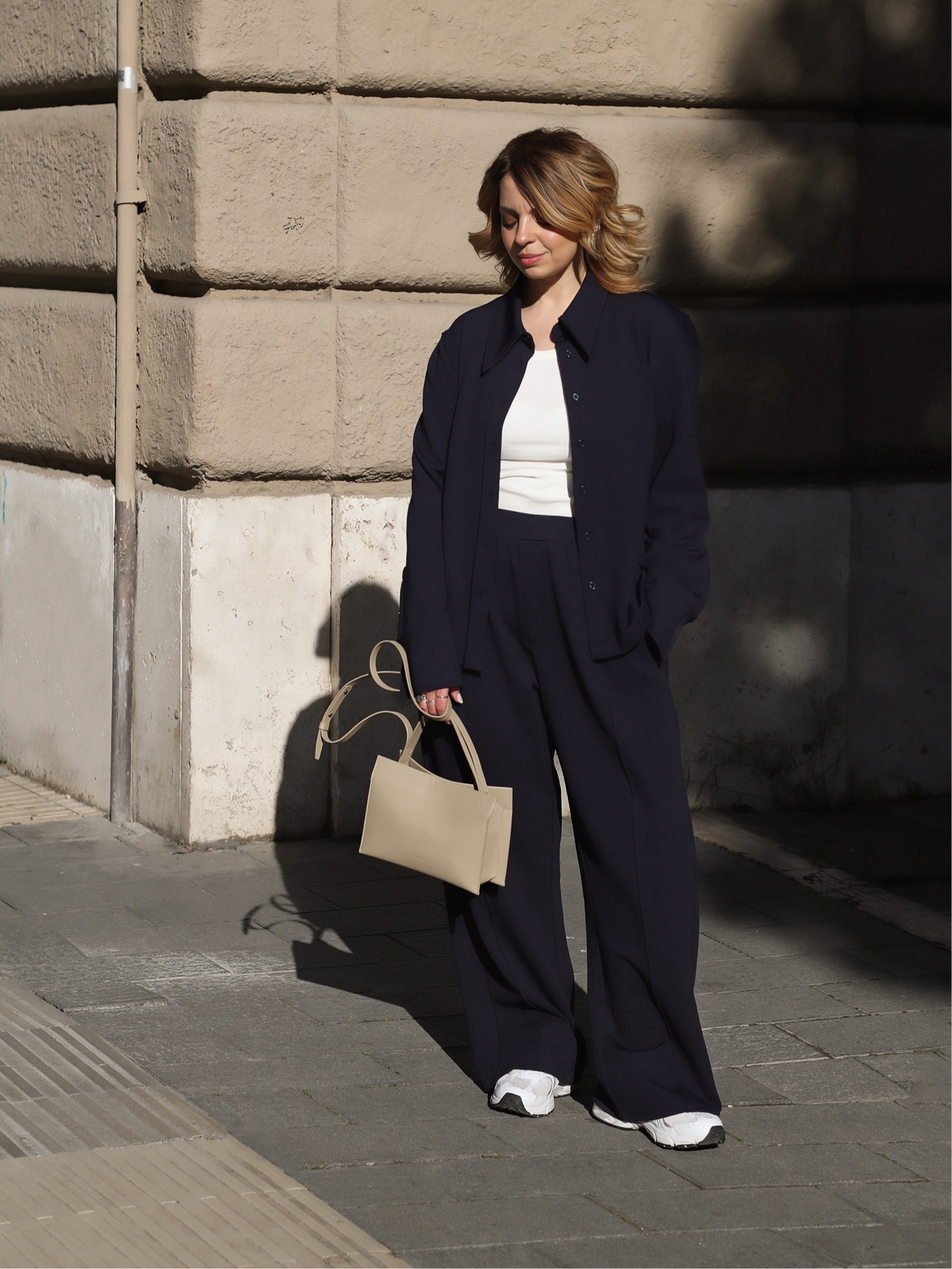 Casual chic blue outfit for spring days from COS and New Balance 530

Outfit blu scuro casual chic per la primavera con sneakers New Balance 530

Blue trousers, blue shirt, white top, cos
Joggers blu, camicia blu, canotta / top bianco , scarpe da ginnastica, cos, everlane, new balance

#LTKitalia #LTKspring #LTKstyletip