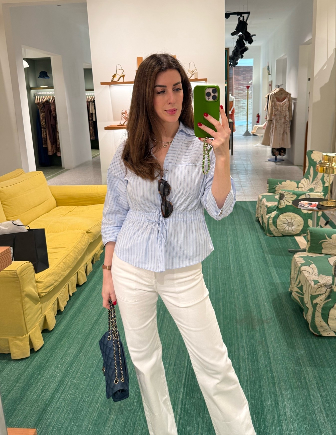 I’m wearing a size extra small and this blouse I’m typically a size 6 you don’t have to tuck it in. You can sense the waist it’s under 50 and it’s magical.