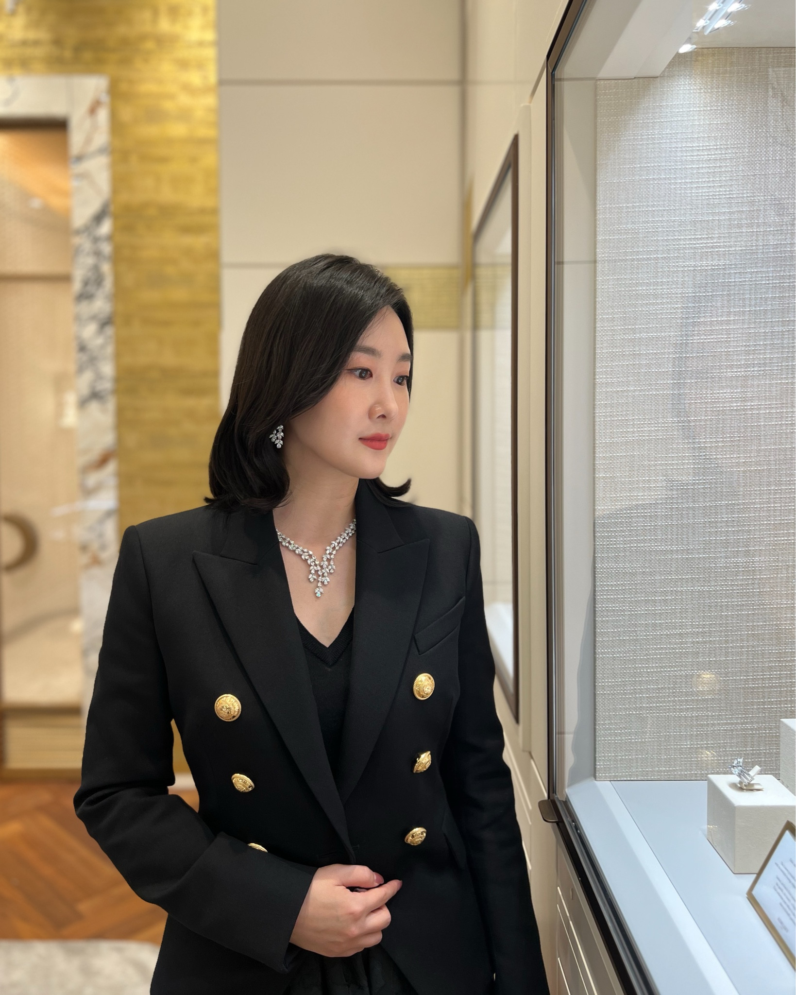 연말룩 하객룩 모임룩 기념일룩으로 언제나 함께하는 #발망자켓 balmain blazer 몇년째 가장 잘 입는 중이에요. 
정가는 350만원 이상이라서 부담스러운데 직구하시면 거의 반값이하에 구매하실 수 있어요. 직구가 답! 
제가 들였던 가격보다 좋은 곳 링크걸어둘게요🖤 연말 원피스 트위드자켓 등 위시리스트 몇개 더🫶

#LTKkorea #LTKasia #LTKpartywear