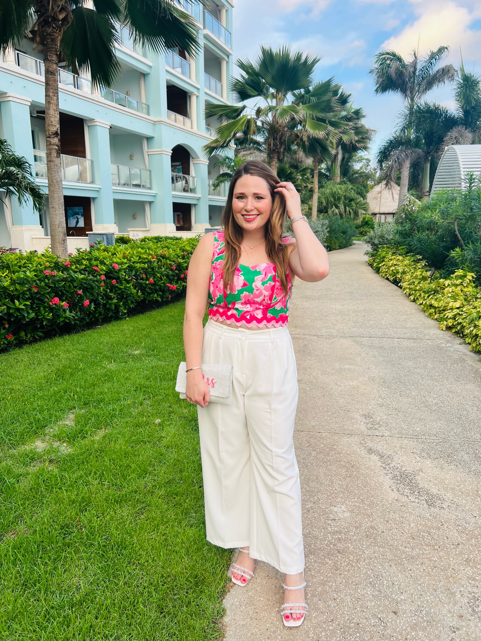 Tropical dinner outfit! 🌺 I have found the best flowy white dress pants thanks to Amazon! 

#LTKTravel