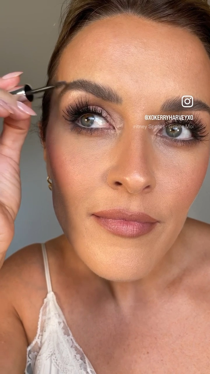 Hands up! 🙌🏻 I’m a total newbie to the Benefit GIMME BROW+ game and now a total fan! I’m using a lighter shade in the mini travel size - I can gently fill in any gaps without it getting heavy and dirty looking. This is why using a lighter shade is such a must - a heavy dark thick brow is aging at best and can make you look cross and scolding 😤
This is shade no3 and nicely fills in the gos without making the brow heavy and dark.
I then fluff them up to give a youthful full look. Fab for us gals that over plucked in the 90s/00s to amp up what we got ✨