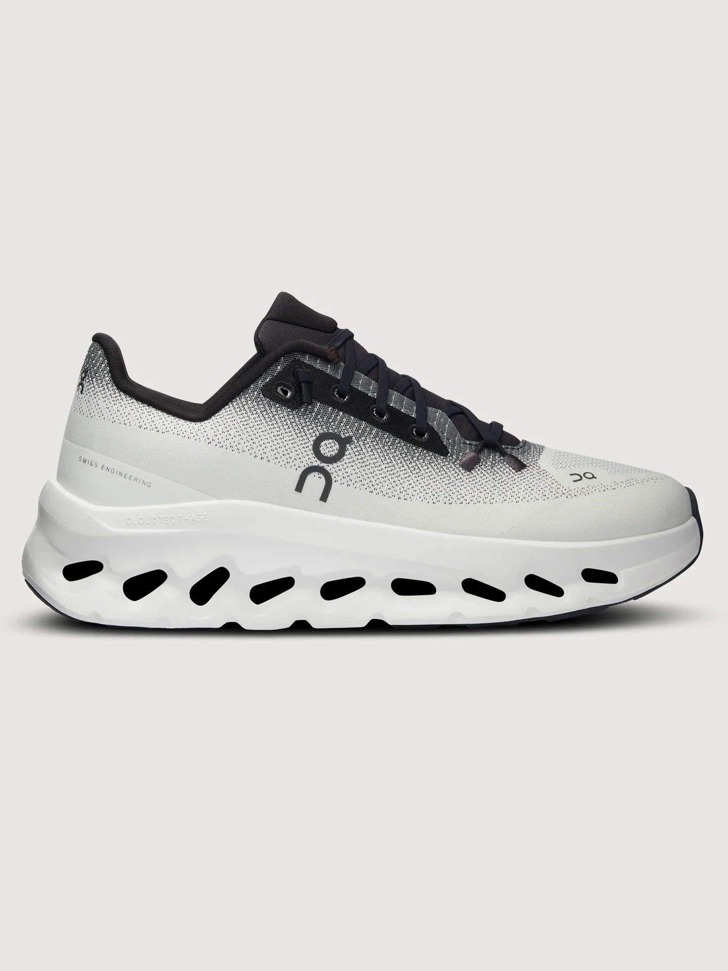 Cloudtilt - Black | Ivory | Carbon38