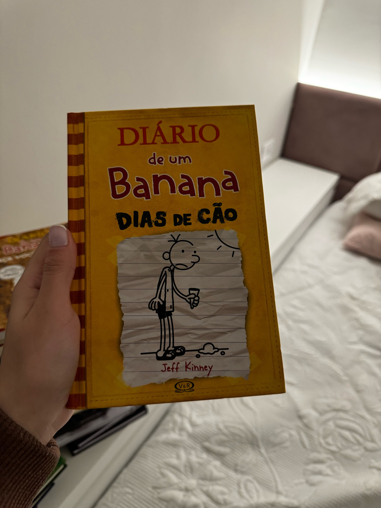 “Férias de verão: o tempo está lindo, e toda garotada está se divertindo ao ar livre. Onde está Greg Heffley? Dentro da sua casa, jogando videogame com as cortinas fechadas. Greg, um caseiro assumido, está vivendo sua última fantasia de verão: nada de responsabilidades e regras. Mas a mãe do Greg tem uma visão diferente para um verão ideal, muitas atividades fora de casa e união da família. Qual ponto de vista vai ganhar? Ou será que uma nova aquisição para a família Heffley pode mudar tudo?"

#LTKstyletip #LTKover50style #LTKgiftguide