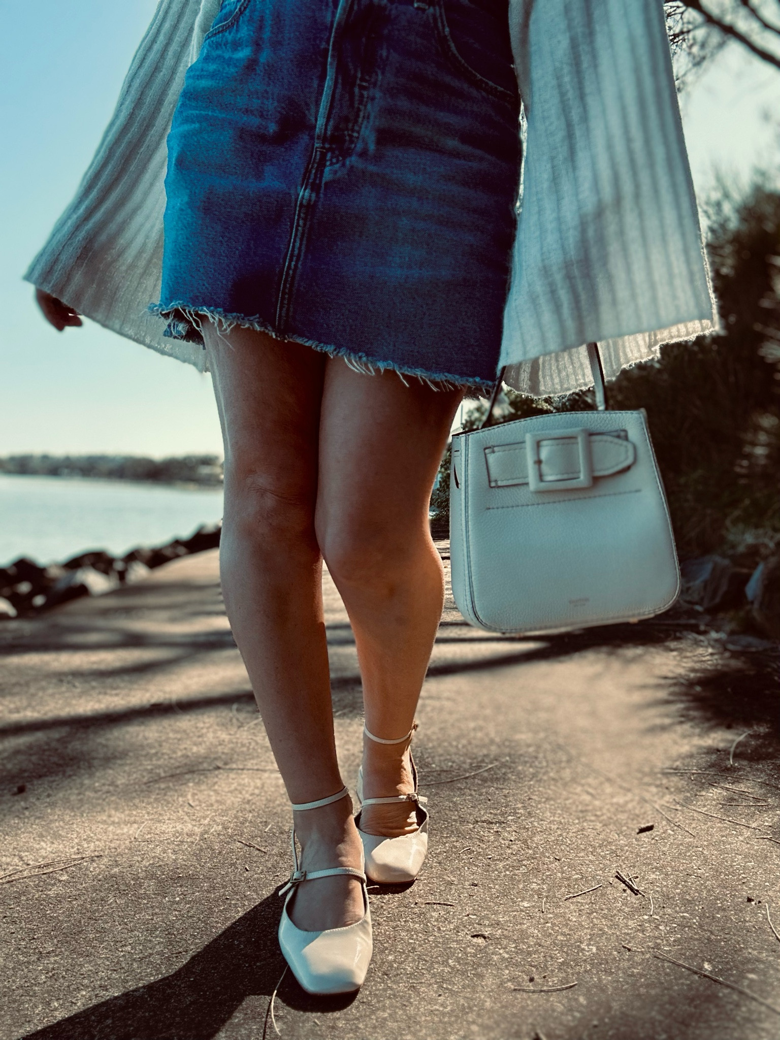 This Oroton bag is too frickin cute! First of all, it’s a top handle bag which is just my thing. But it also comes with a crossbody strap - gotta love that! Modern yet classic at the same time. Not to mention so demure. AND it goes with everything! 🤍

Bag - Oroton
Shoes - Zara
Skirt - Levi’s 

#LTKaustralia #LTKitbag #LTKstyletip