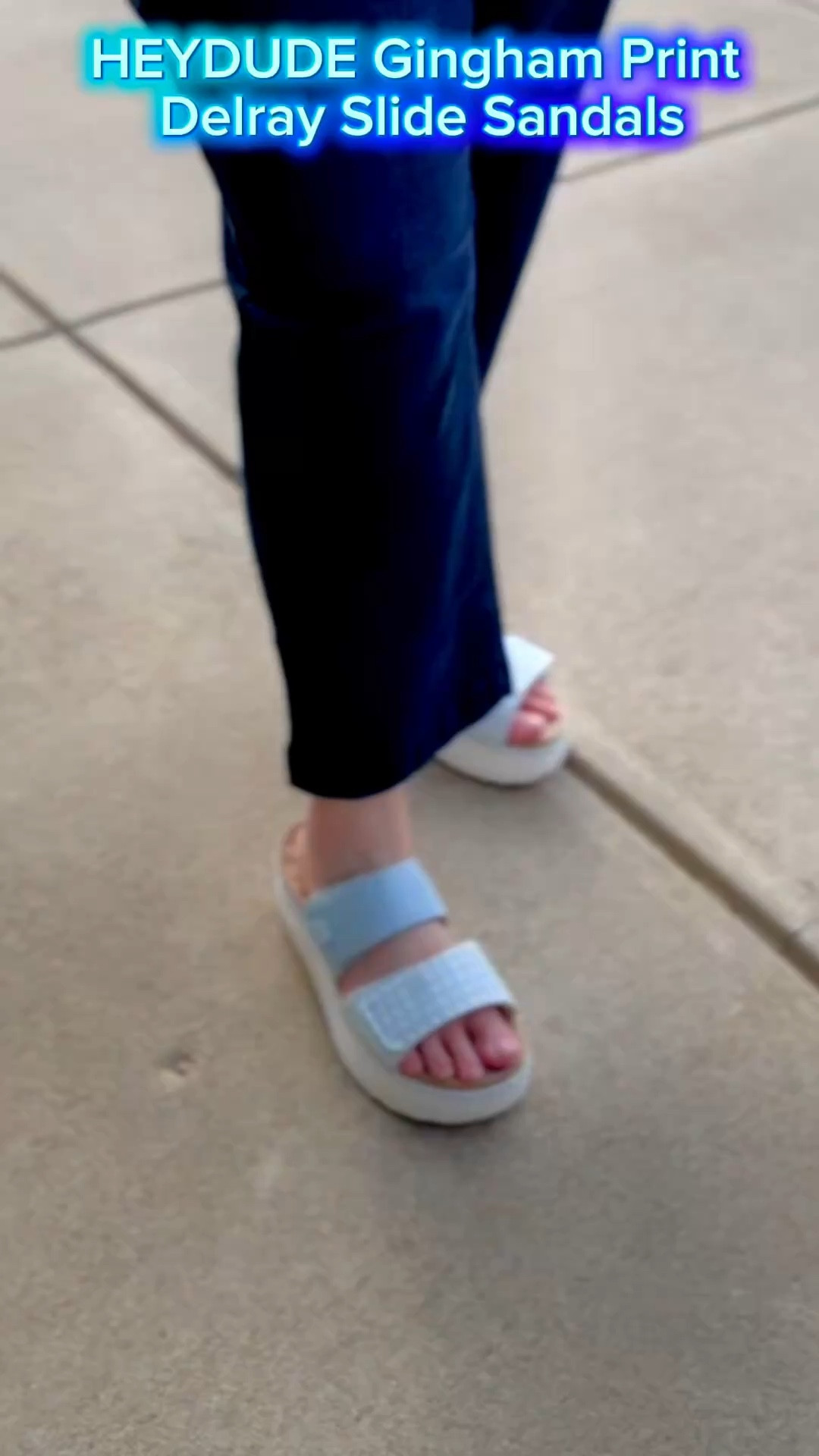 Obsessed with the new #HeyDude Delray Gingham Slide😍 Literally so squishy and comfortable, and the gingham print is perfect for summer. You need these! ☀️💖#sandals #fashion