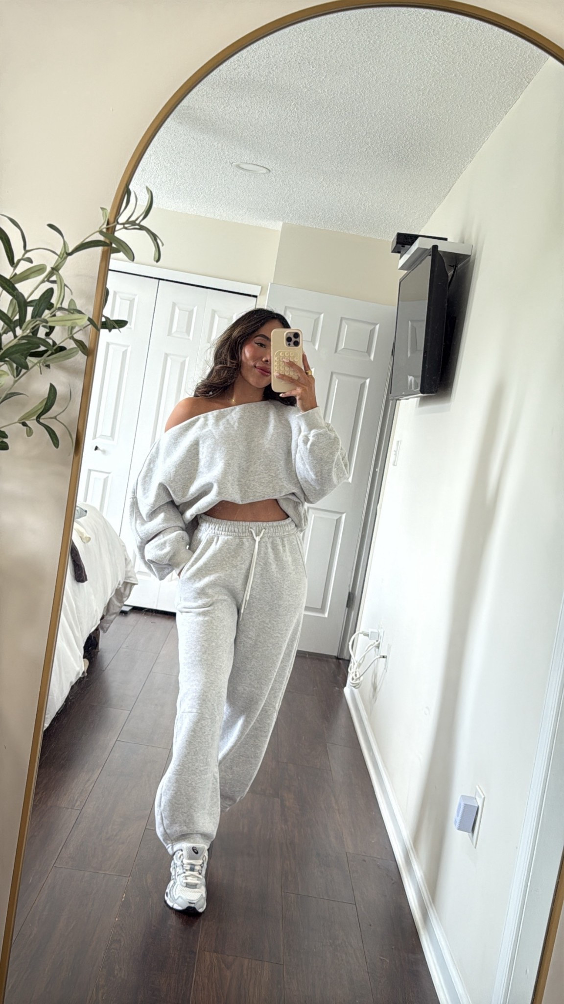 Off shoulder sweat set wearing top medium bottom XS 

#LTKFallSale #LTKStyleTip #LTKActive