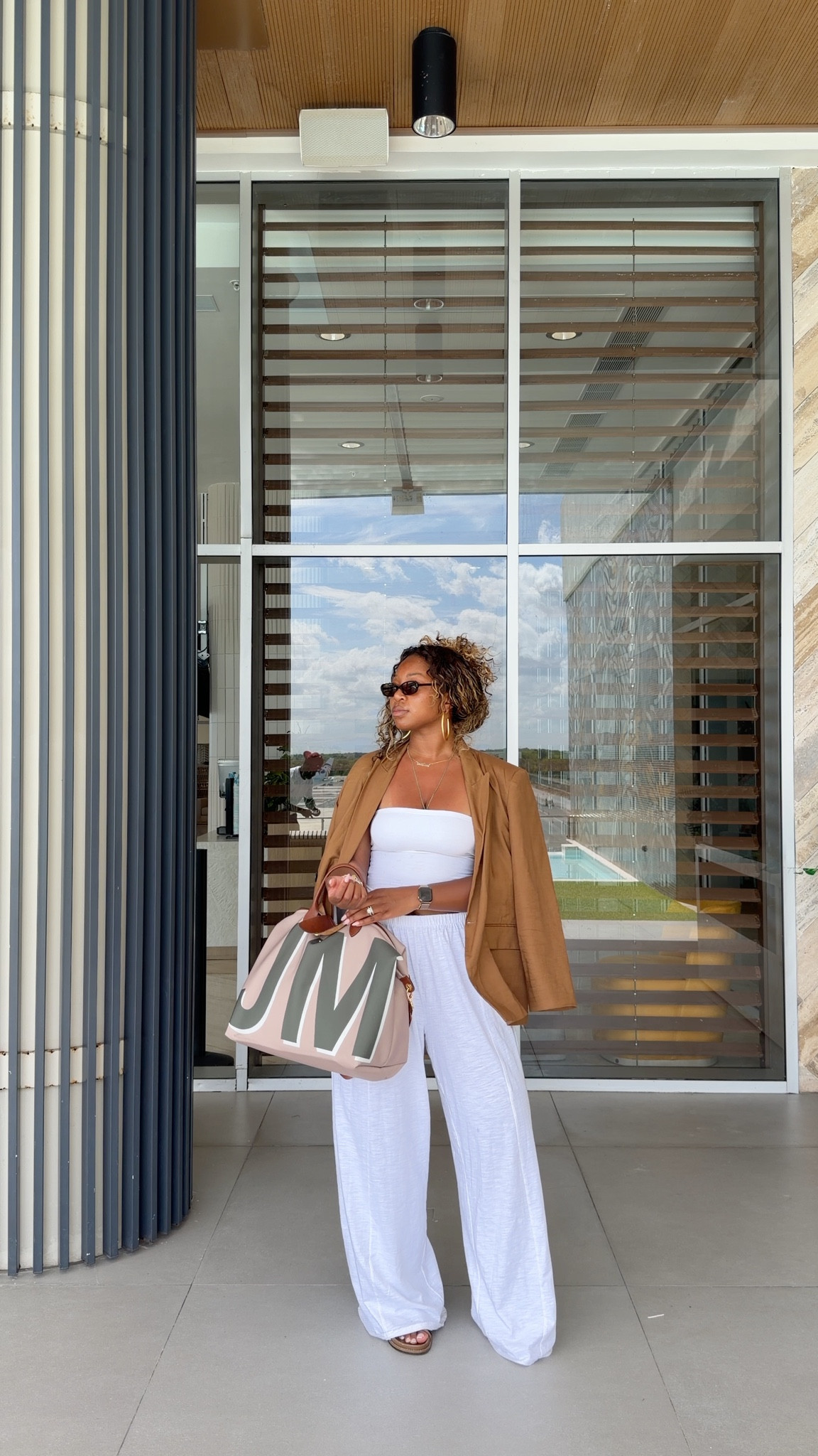 5’9 200 lbs wearing a medium top and large long bottoms 🥰🫶🏽 I LOVE this set. I have it in pink too!! 