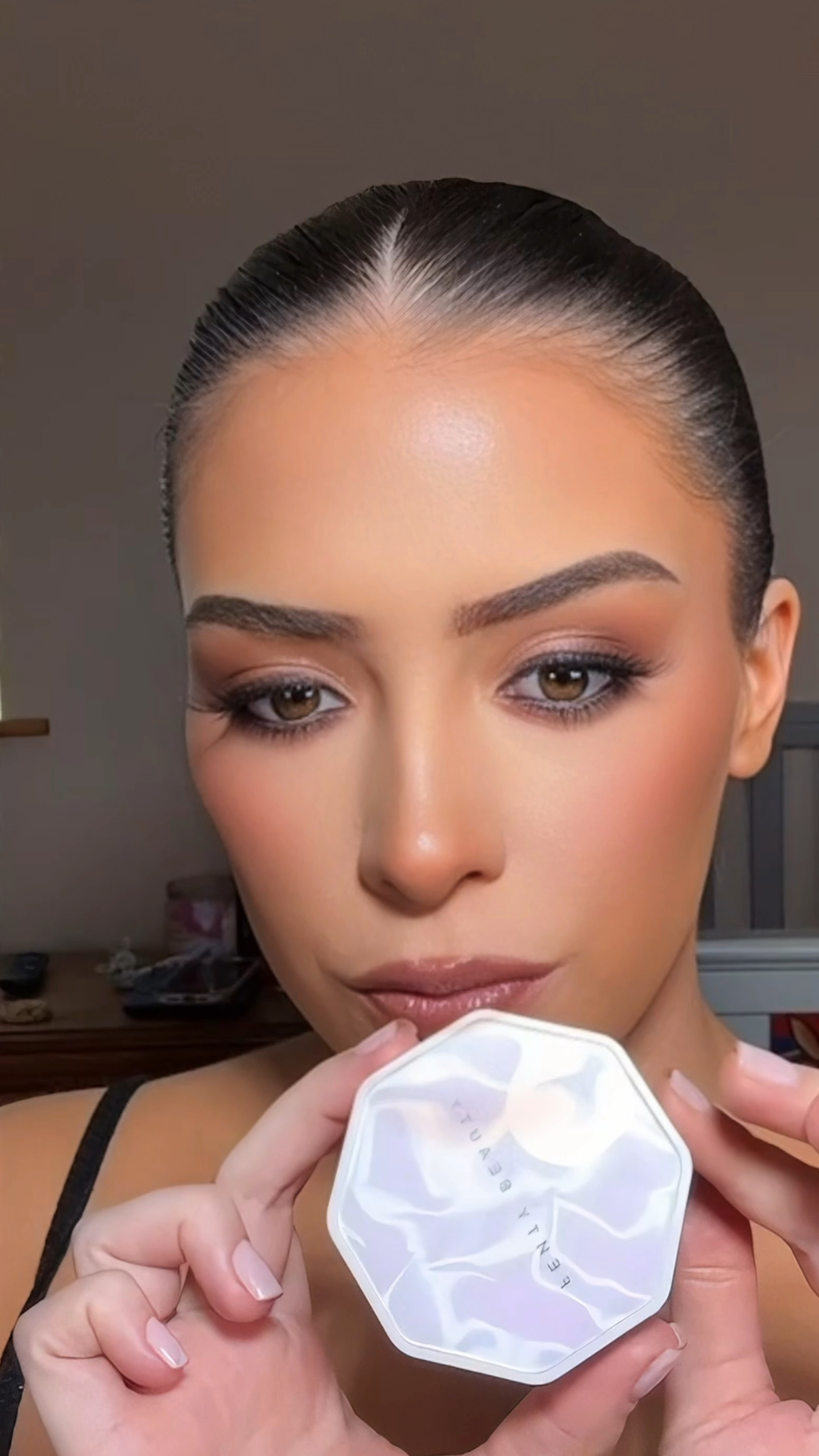 The Fenty Beauty DemiGlow Highlight 😍 

Fenty Beauty | Makeup | Viral Makeup | Highlighter | Tutorials | 