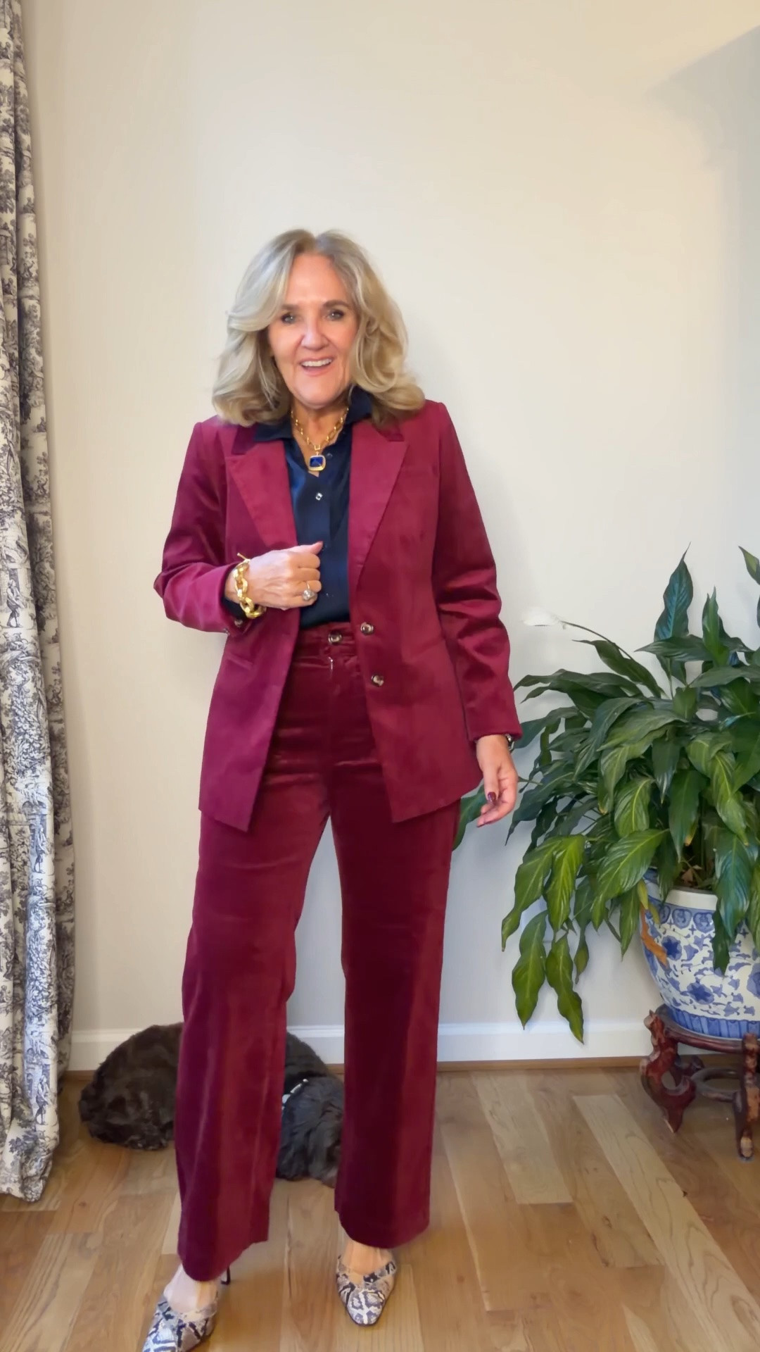 Velvet suit from Quince and it’s selling very fast. The blazer is beautifully tailored. I’m wearing a medium and the pants read a little bit more casual because of the front patch pockets. I’m wearing in eight.
