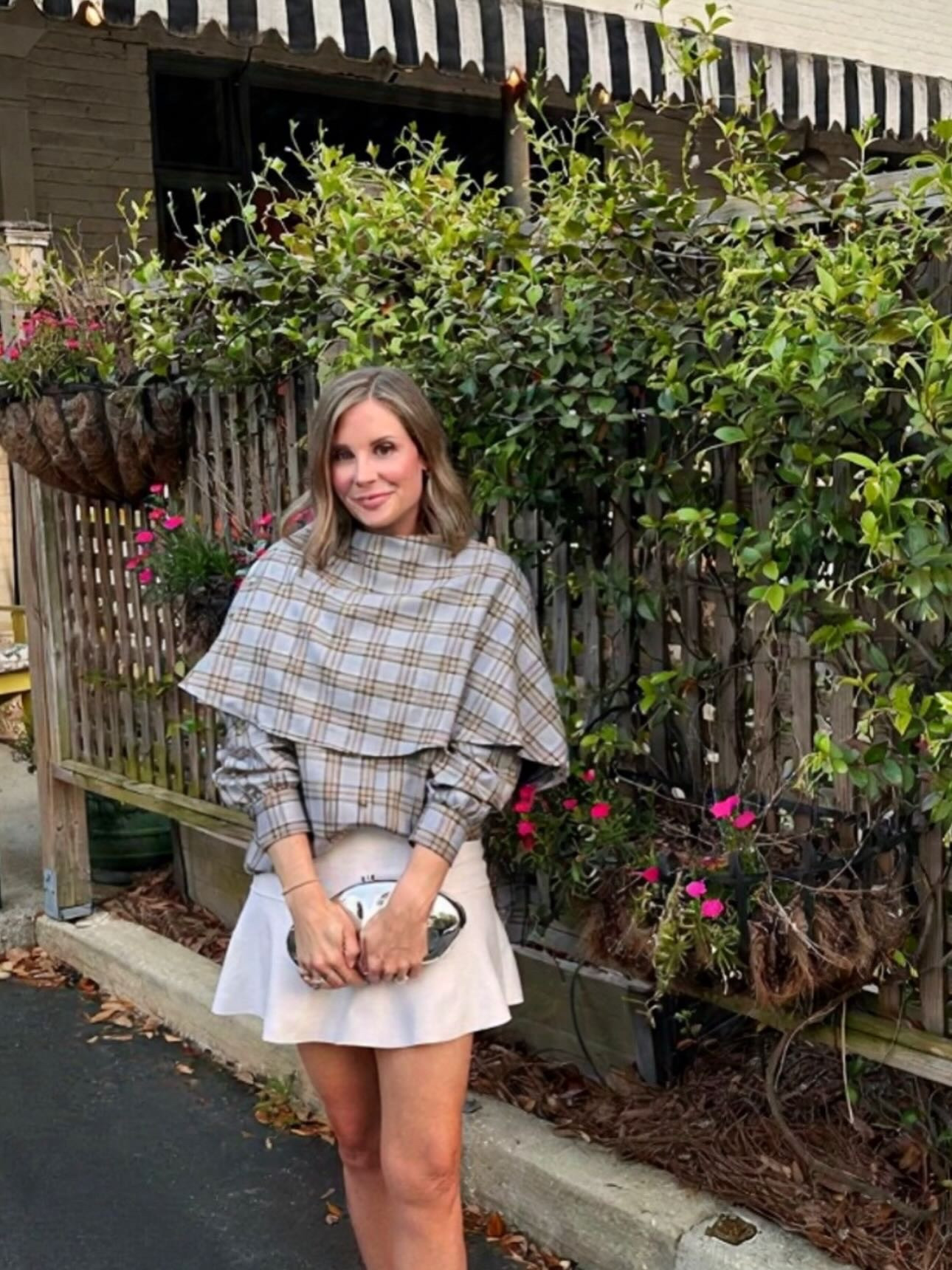 We said “just a quick dinner”…

A little mom therapy, girl talk, lots of “I’m so dead“ moments..

Comment SHOP for the links to this little transitional look.✨