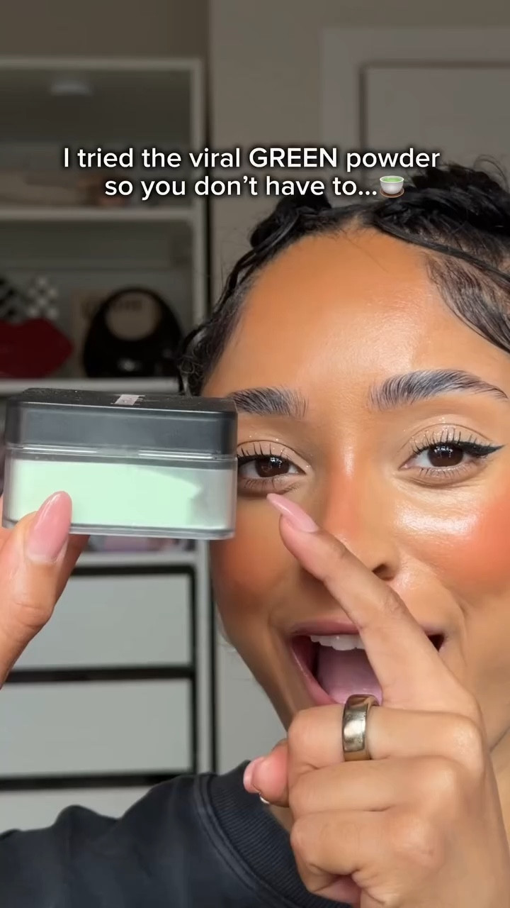 GREEN setting powder🍵👀

@hudabeauty 
Actually think it's fire!🔥 

#greensettingpowder #hudabeauty #makeup