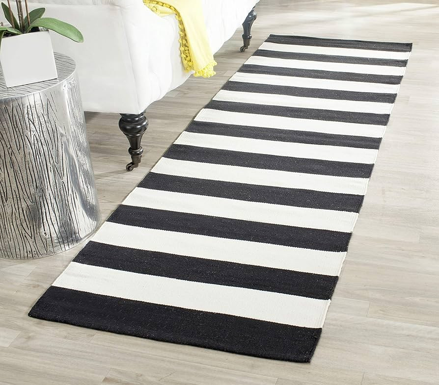 SAFAVIEH Montauk Collection Runner Rug - 2'3" x 7', Black & Ivory, Handmade Flat Weave Boho Farmh... | Amazon (US)