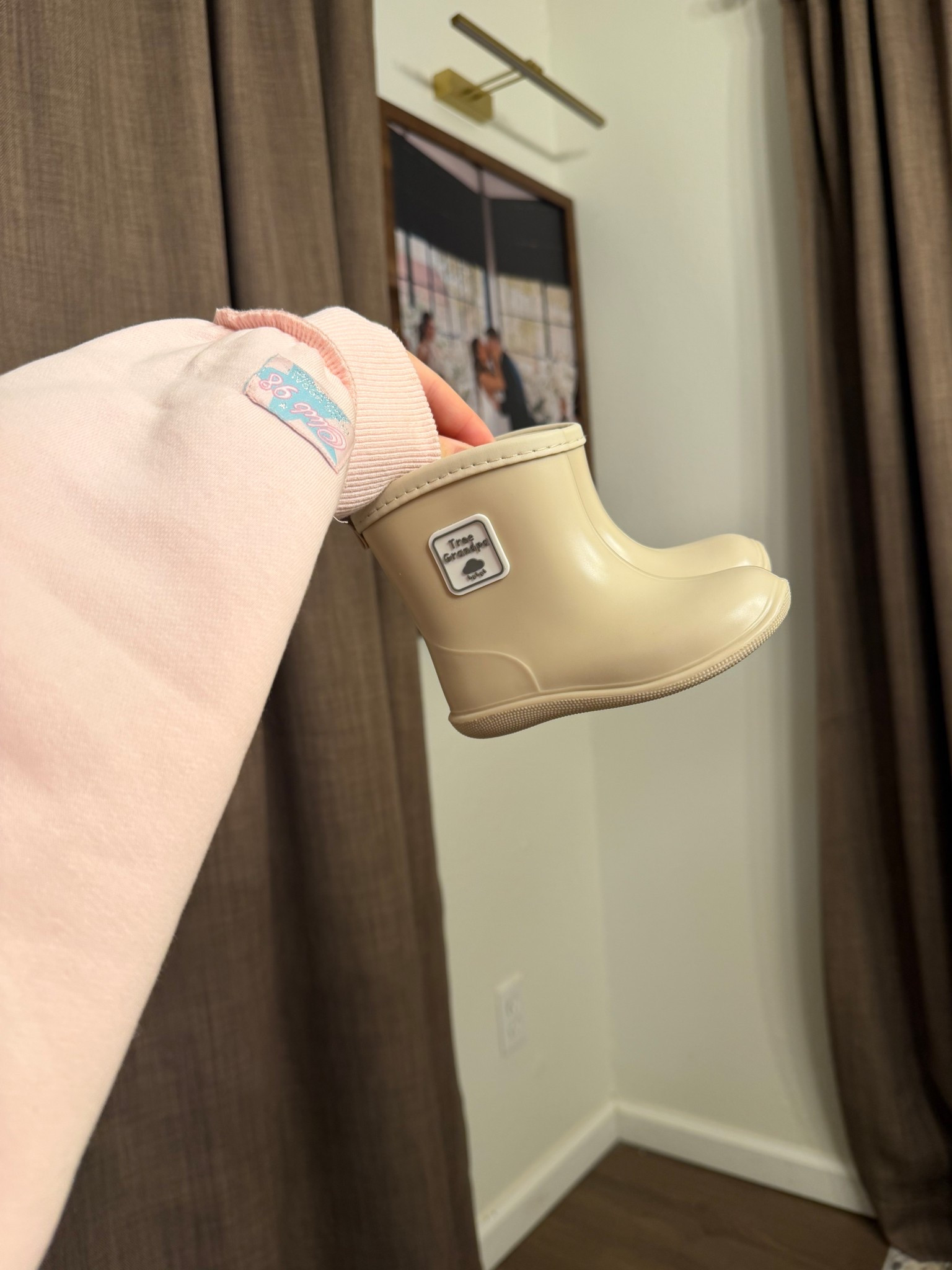 Are we kidding 🥹🥹 the tiniest baby rain boots I ever did see 