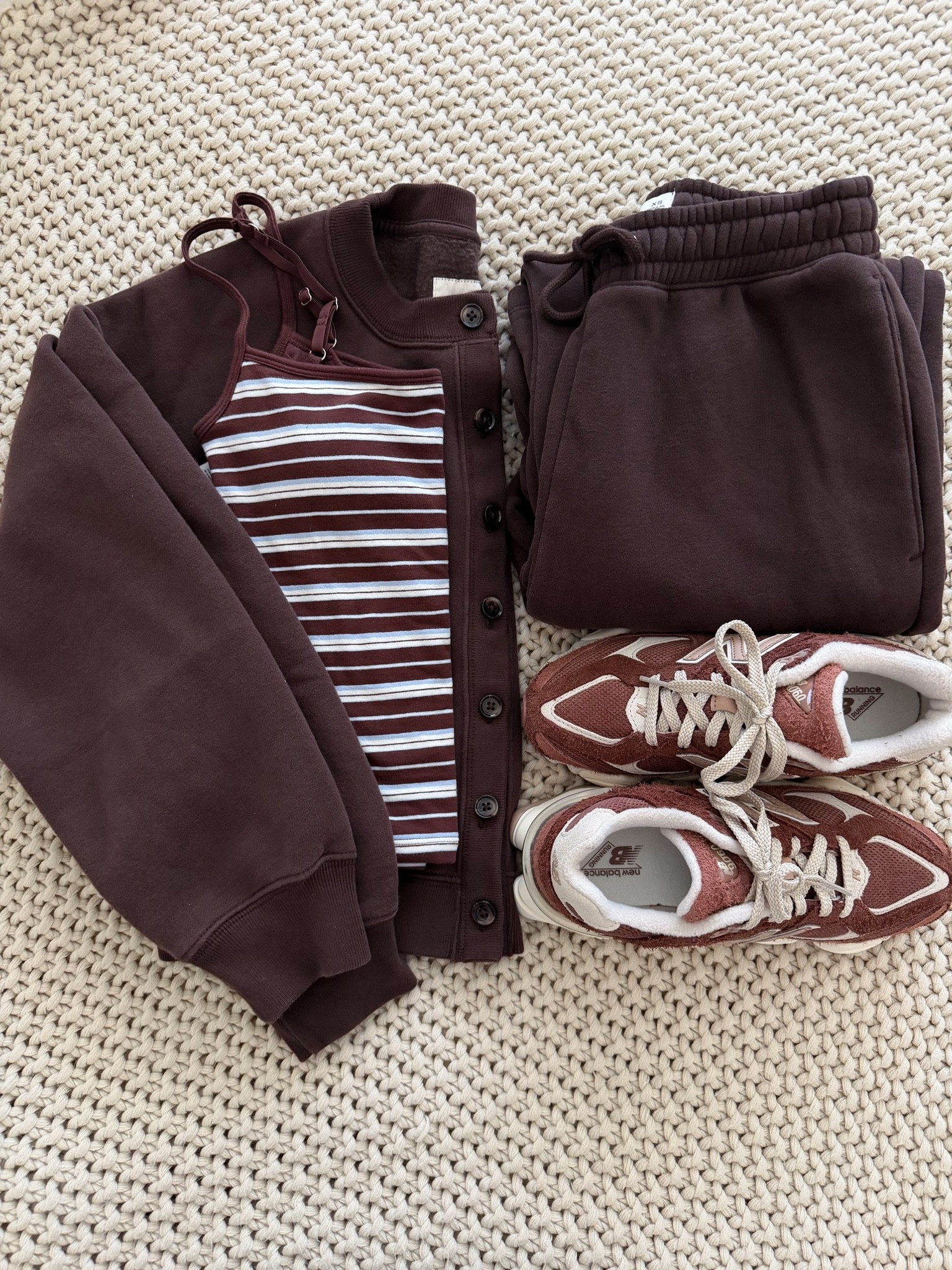 Athleisure outfit 🤎🍂 20% off in the A&F app

#LTKootd