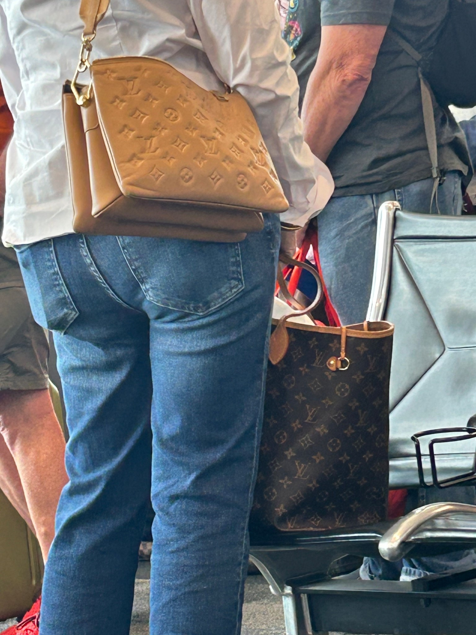 #seeninthewild. This is the PERFECT use of bags. This lady is using her purse to carry the day to day necessities “on shoulder” and the tote to carry extra stuff “in hand”. 

Too often I see women packing these totes full, throwing them “on shoulder”, using them as the purse, and carrying around that all that weight to the detriment of their body/posture = pain.

#LTKItBag #LTKStyleTip #LTKTravel