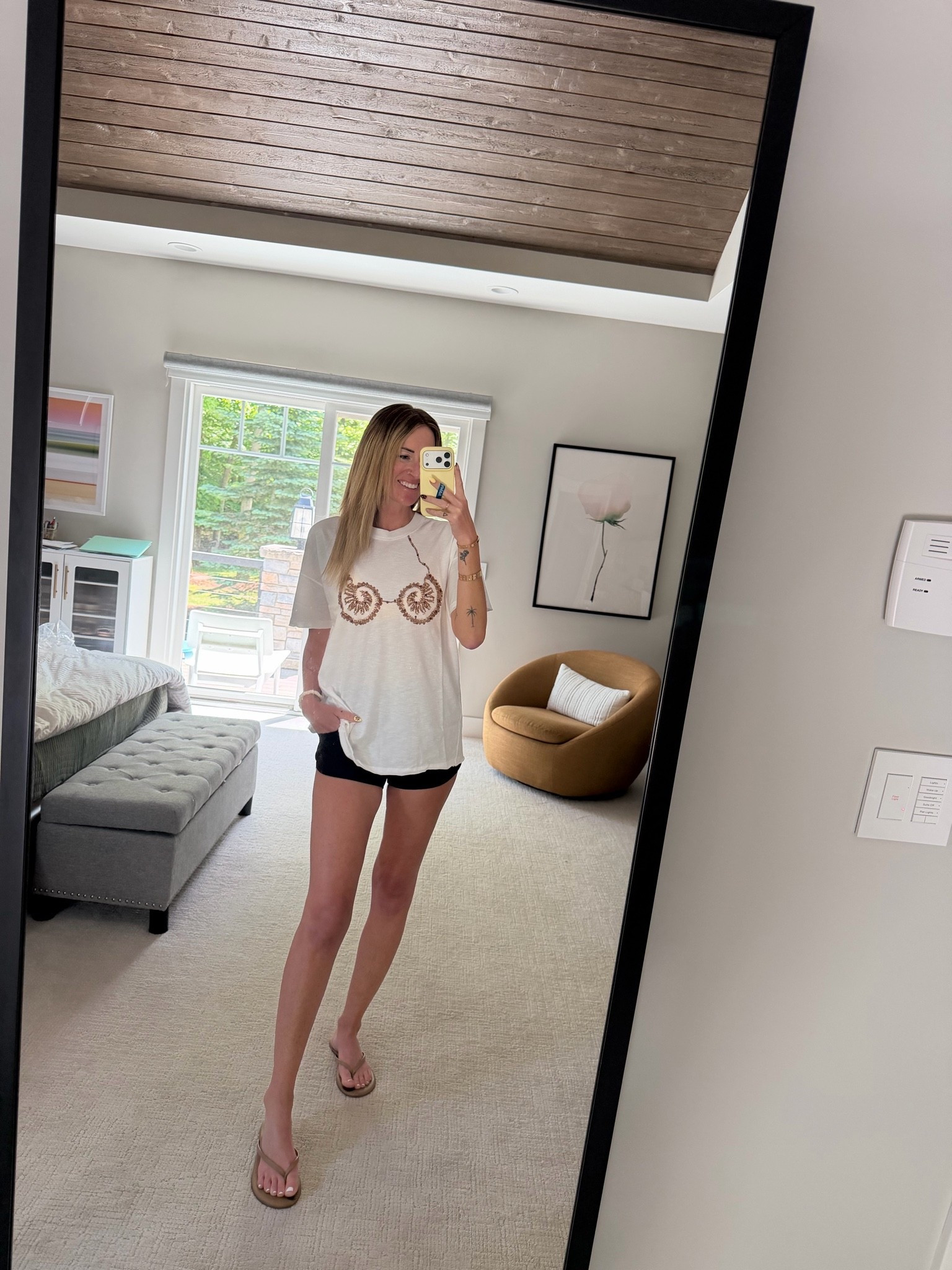 Aerie summer style and outfits to wear this summer 
Beachy oversized tees
Shells