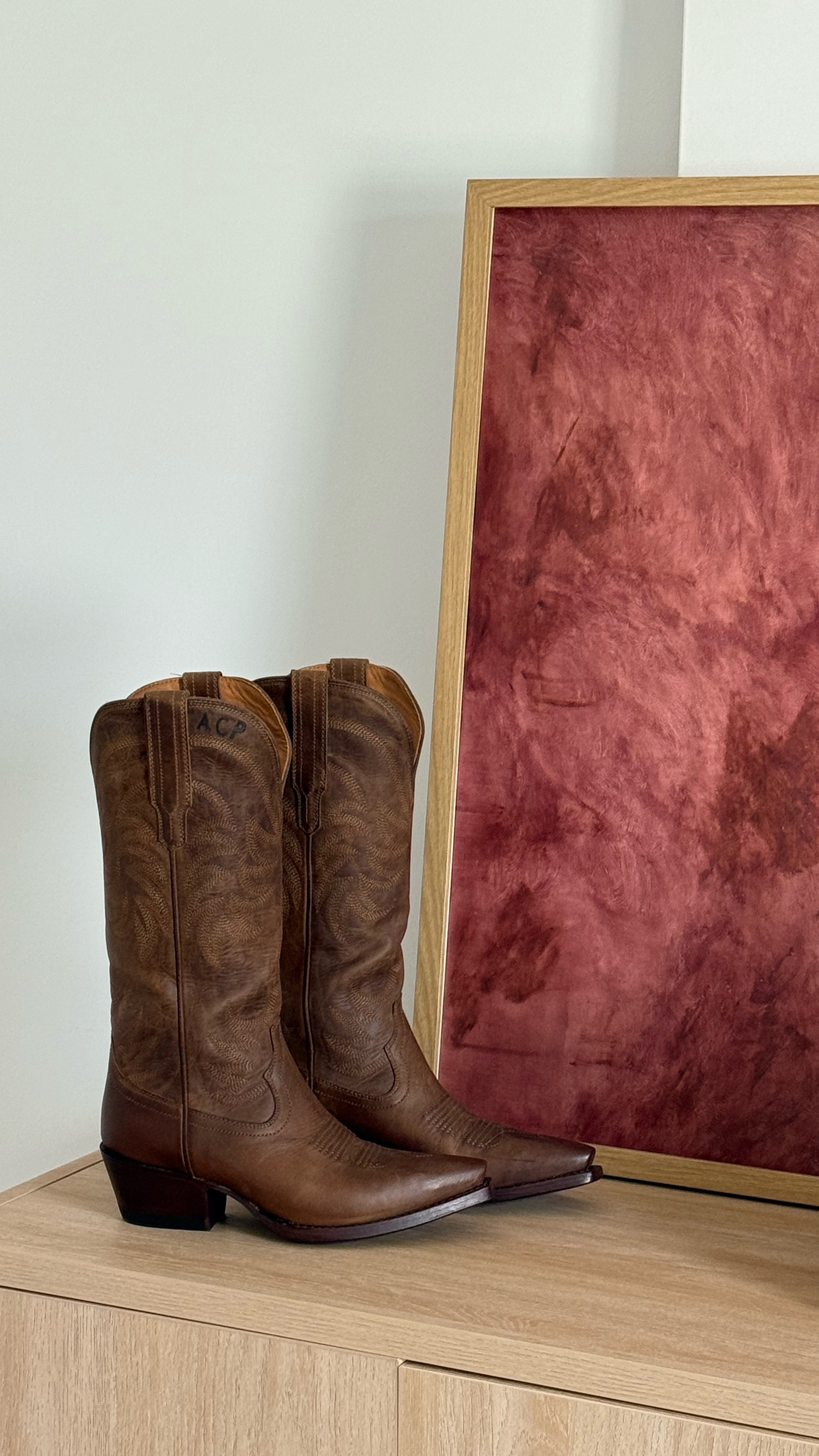 I’m obsessed!!! My first ever pair of cowgirl boots!!These are the Annie boot in Cafe Goat— I have them linked for you 🫶🏼🤠 

#unboxing #tecovas #tecovasboots 

#LTKStyleTip