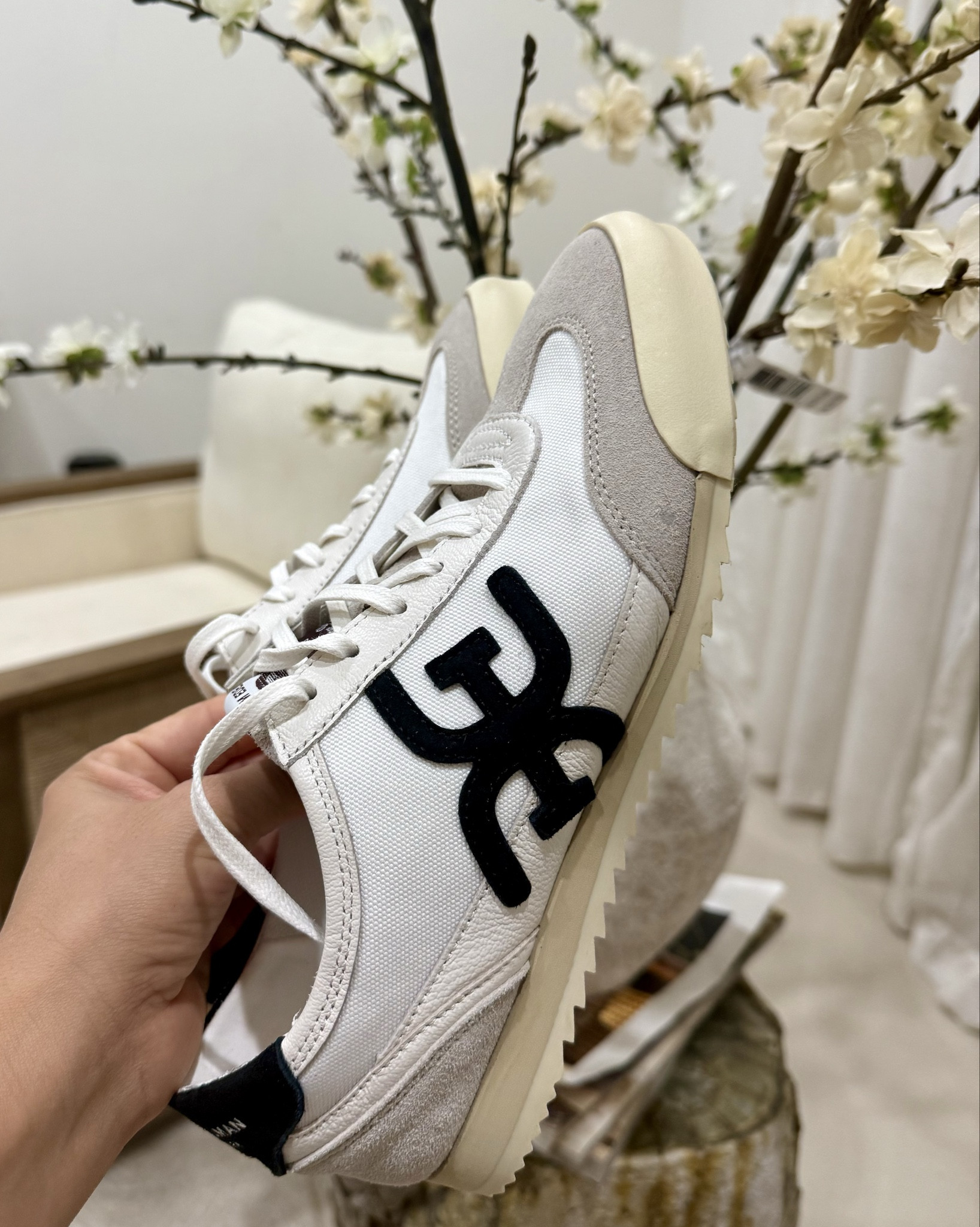 Estos tenis se sienten súper ligeros y el detalle en contraste los hace ver chic sin esfuerzo. Definitivamente un básico que eleva cualquier look diario.”


#LTKTravel #LTKFindsUnder100 #LTKActive