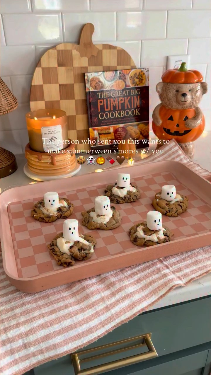 So fun and easy to make!👻

What you need:
Graham crackers 
Chocolate
Marshmallows
Cookie dough (just follow directions on package)
Black edible ink pen

Comment “BOO” and I’ll send you a 🔗👻✨

#summerween #cookies #ghostcookies