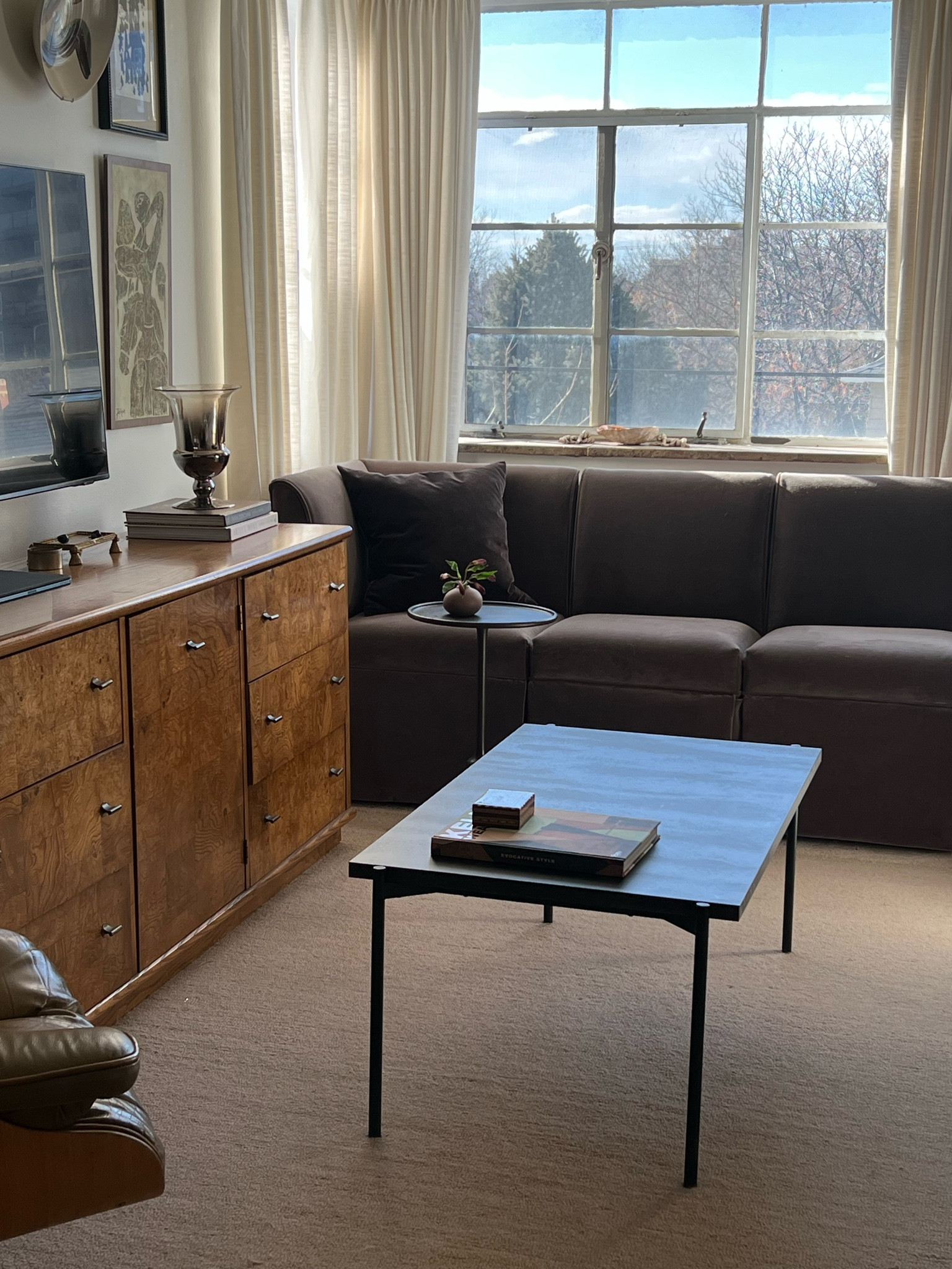 New living room links

Banquette seating,
Velvet sofa, black coffee table, iron side table, velvet throw pillow 

#LTKHome