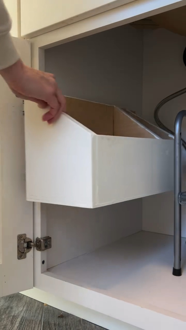 Here’s a great addition to any lower cabinet! I added this pull out drawer to my bathroom vanity using two full extension drawer slides. Customized to fit hair tools 👏🏼 

#diy #tipsandtricks #custommade #organization #bathroomideas #vanity #diy