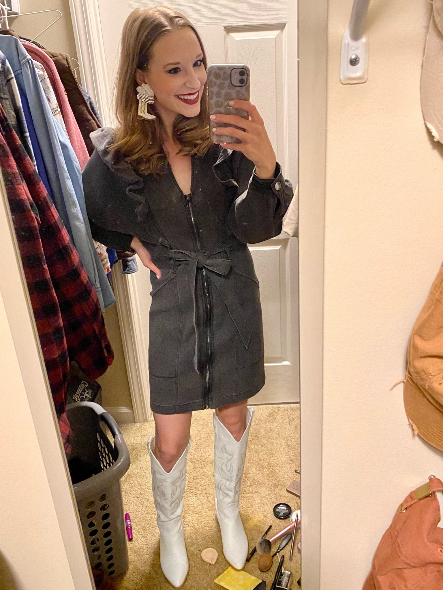 These white cowboy boots are giving me life 😍😍😍