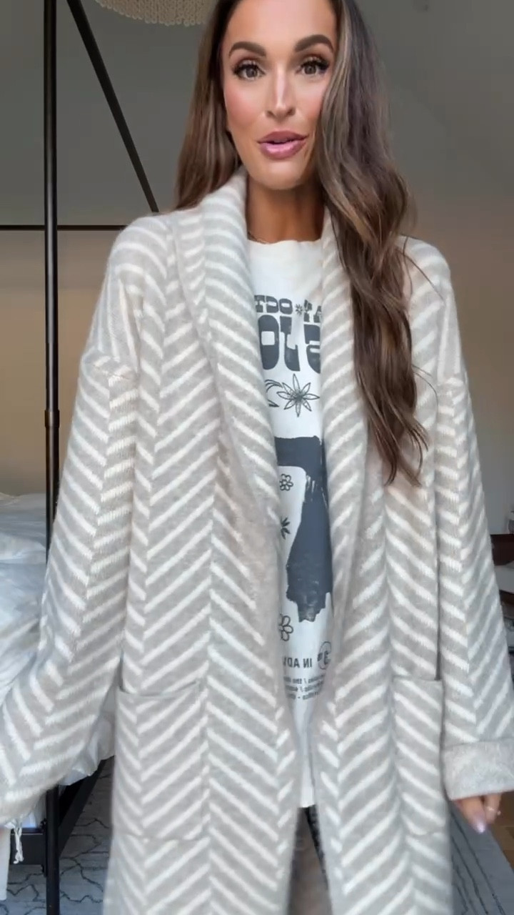 this herringbone cardigan 😍😍 looks so chic, feels so cozy, and only $40! 🙌🏻 wearing xs/s - fit is oversized 