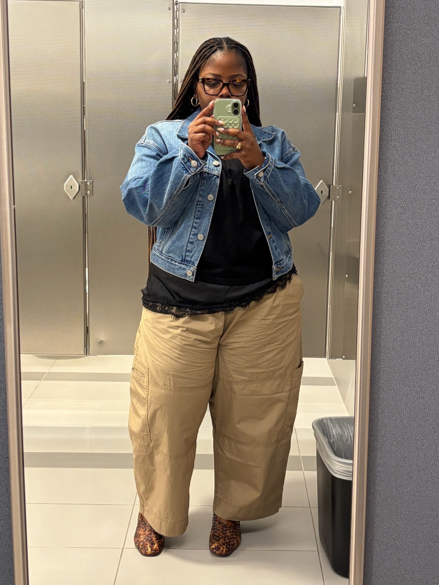 Jacket: @Levi's x Beyoncé (XL) 
Shirt: @Primark (L)
Pants: Old Navy (XL) 
Shoes: @Steve Madden US // @Macys 


#workootd #casualootd #casualworkwear

#LTKgrwm #LTKootd #LTKMidsize