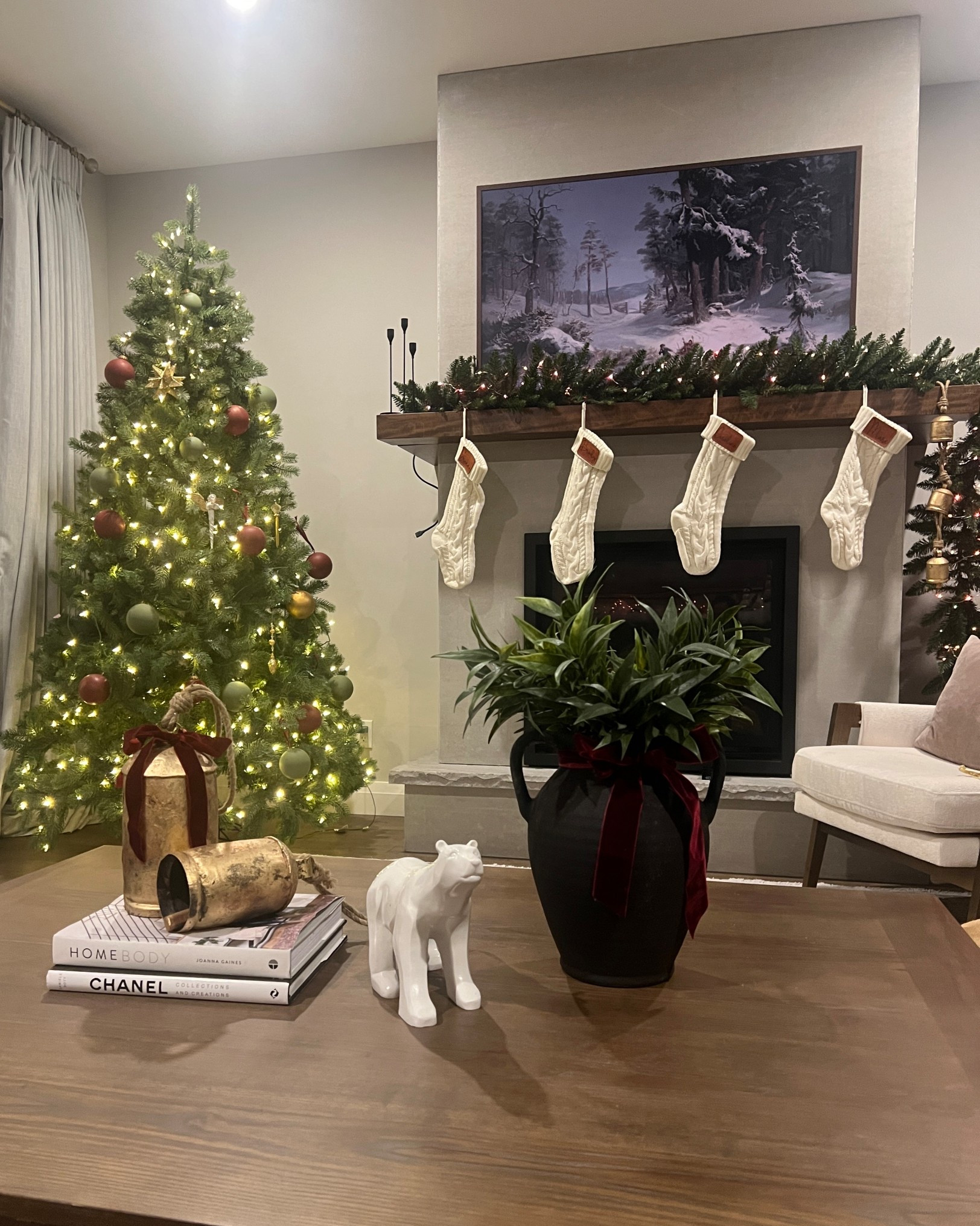 #ltkchristmas #christmas #christmasdecor #christmastree #coffeetable #christmasmantle #amazon #ltkxprimeday #ltkxwayday #wayfaircahome #stockings #garland #rug #manteldecor #ltkfindsunder25 

#LTKholiday #LTKsale #LTKhome