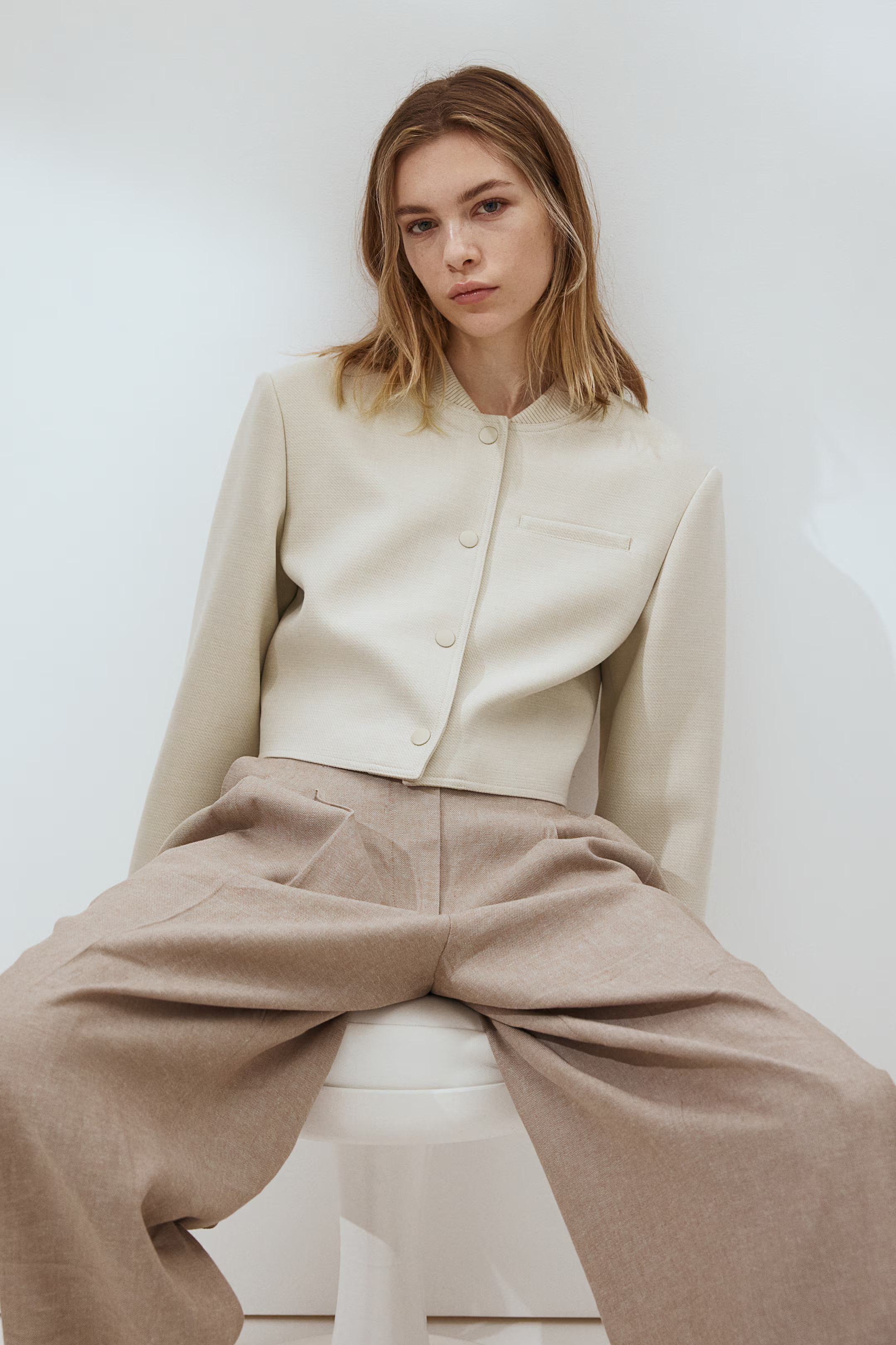 Short shoulder-pad jacket - Round neck - Long sleeve - Light beige - Ladies | H&M GB | H&M (UK, MY, IN, SG, PH, TW, HK)