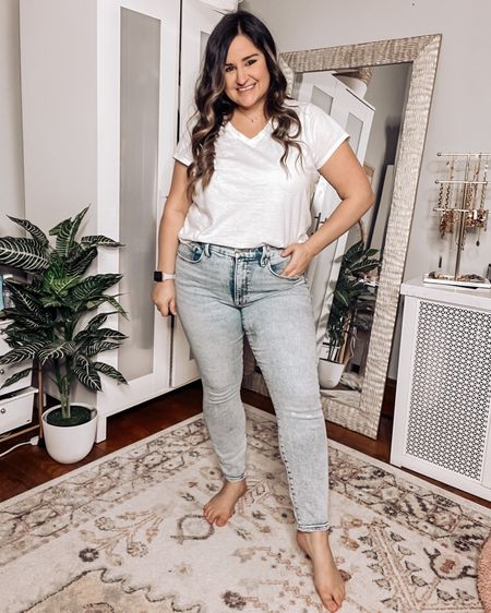 Wearing a 12 in the skinny jeans

Classic white t-shirt, curvy jeans, petite jeans 

#LTKcurves #LTKFind